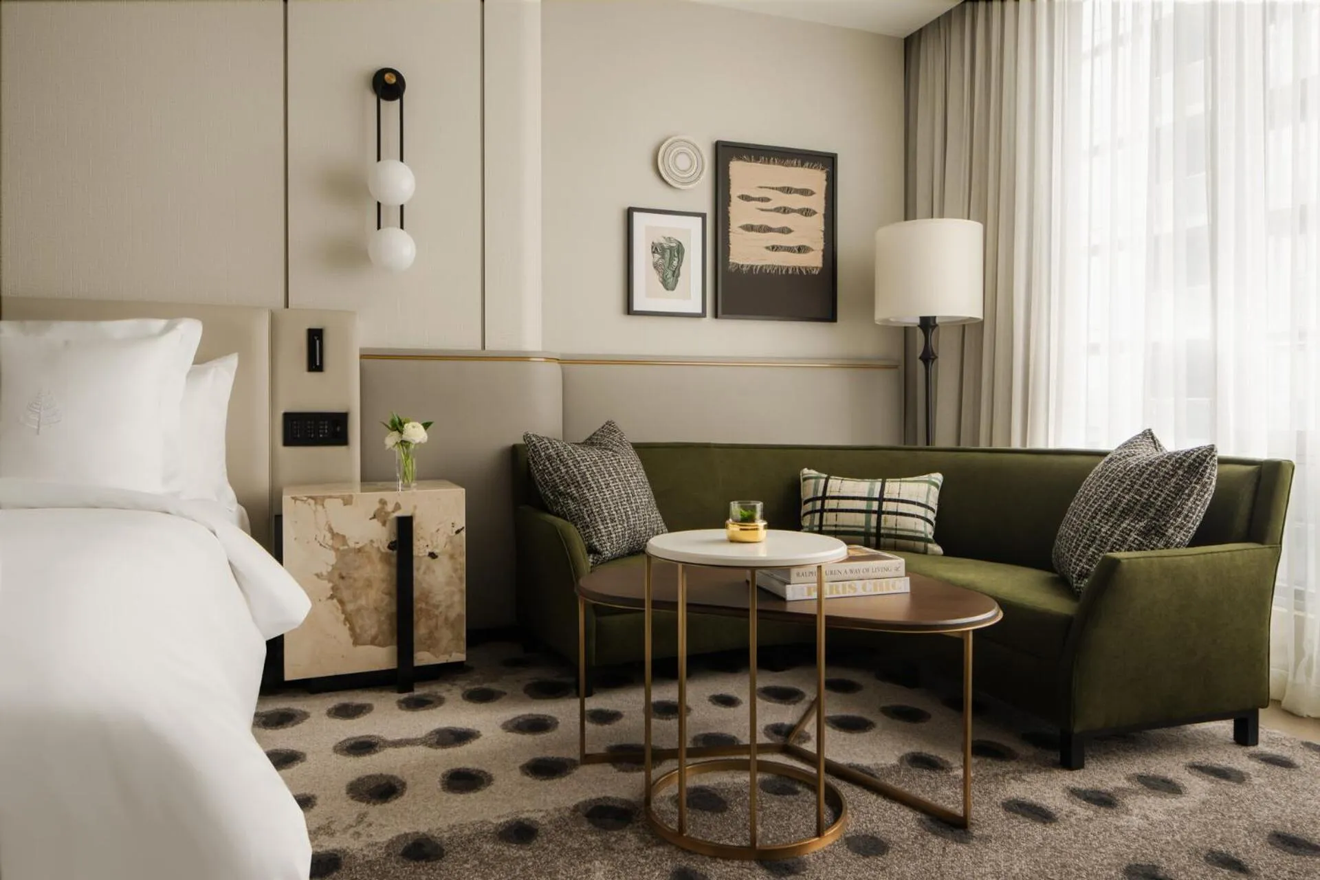 Seating area, Bed in Four Seasons Hotel Toronto