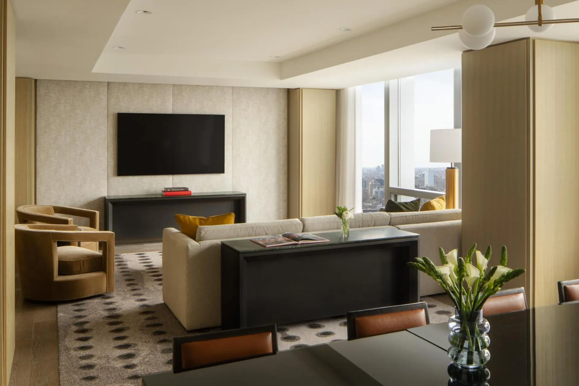 Communal lounge/ TV room in Four Seasons Hotel Toronto