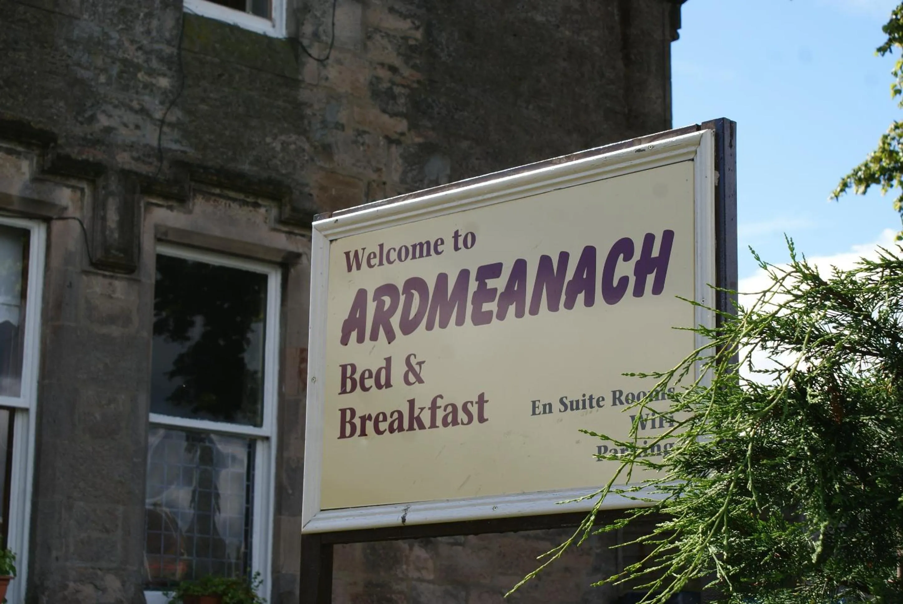 Facade/entrance in Ardmeanach
