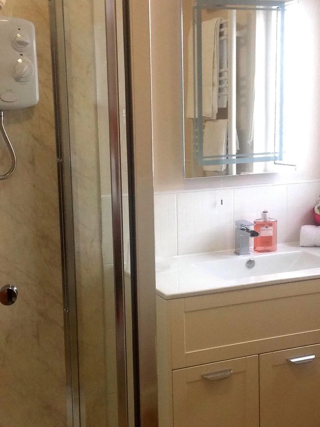 Shower in Dunroamin Bed and Breakfast