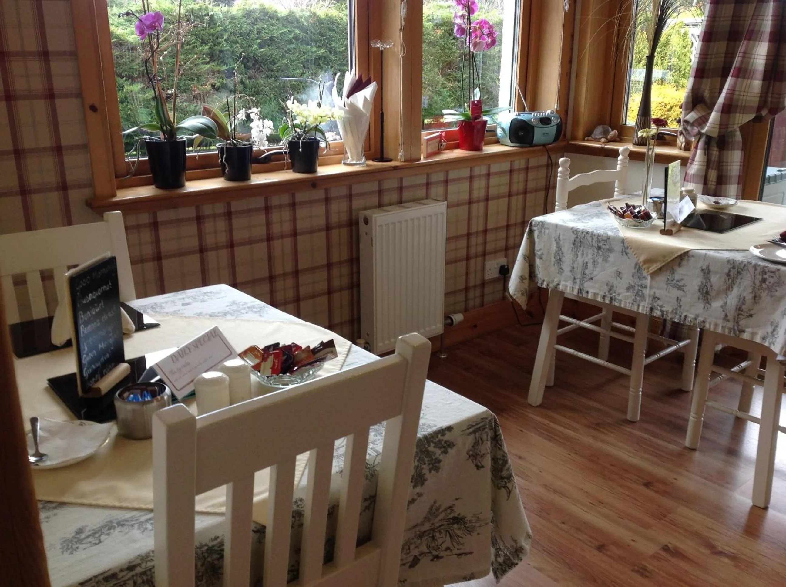 Dining area in Dunroamin Bed and Breakfast