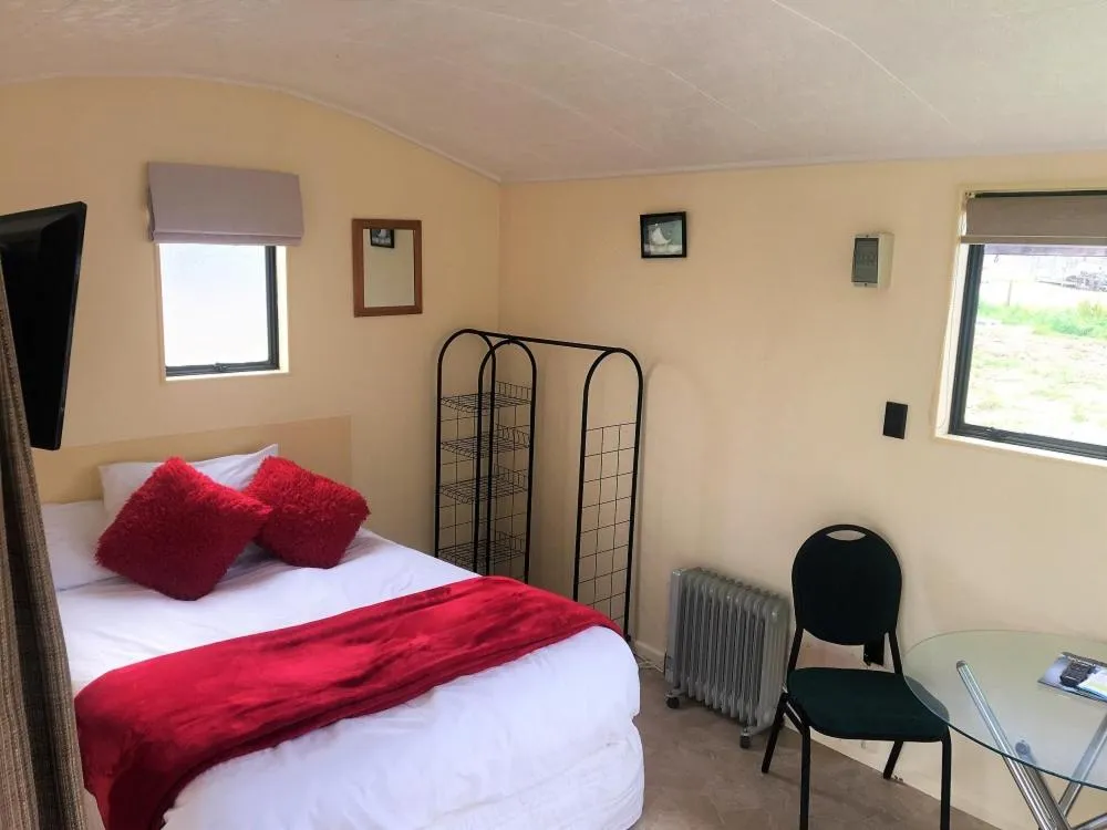 Photo of the whole room, Bed in Otorohanga Kiwi Holiday Park