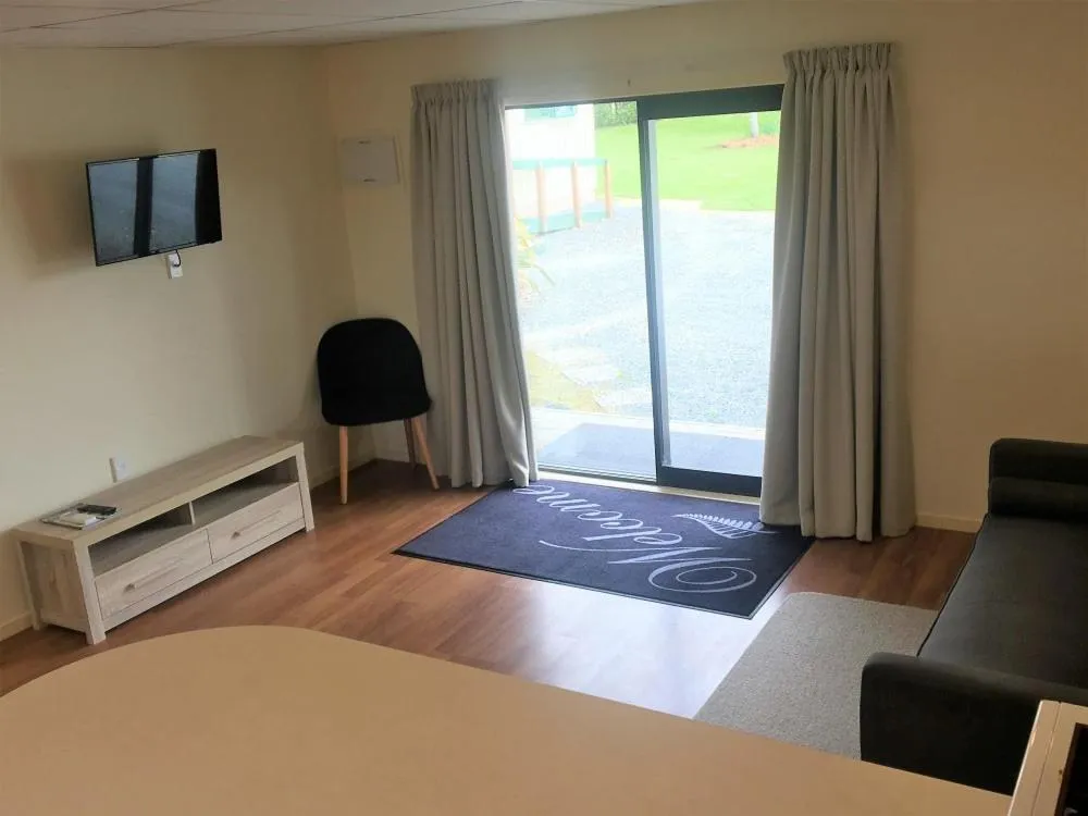 Living room, Bed in Otorohanga Kiwi Holiday Park