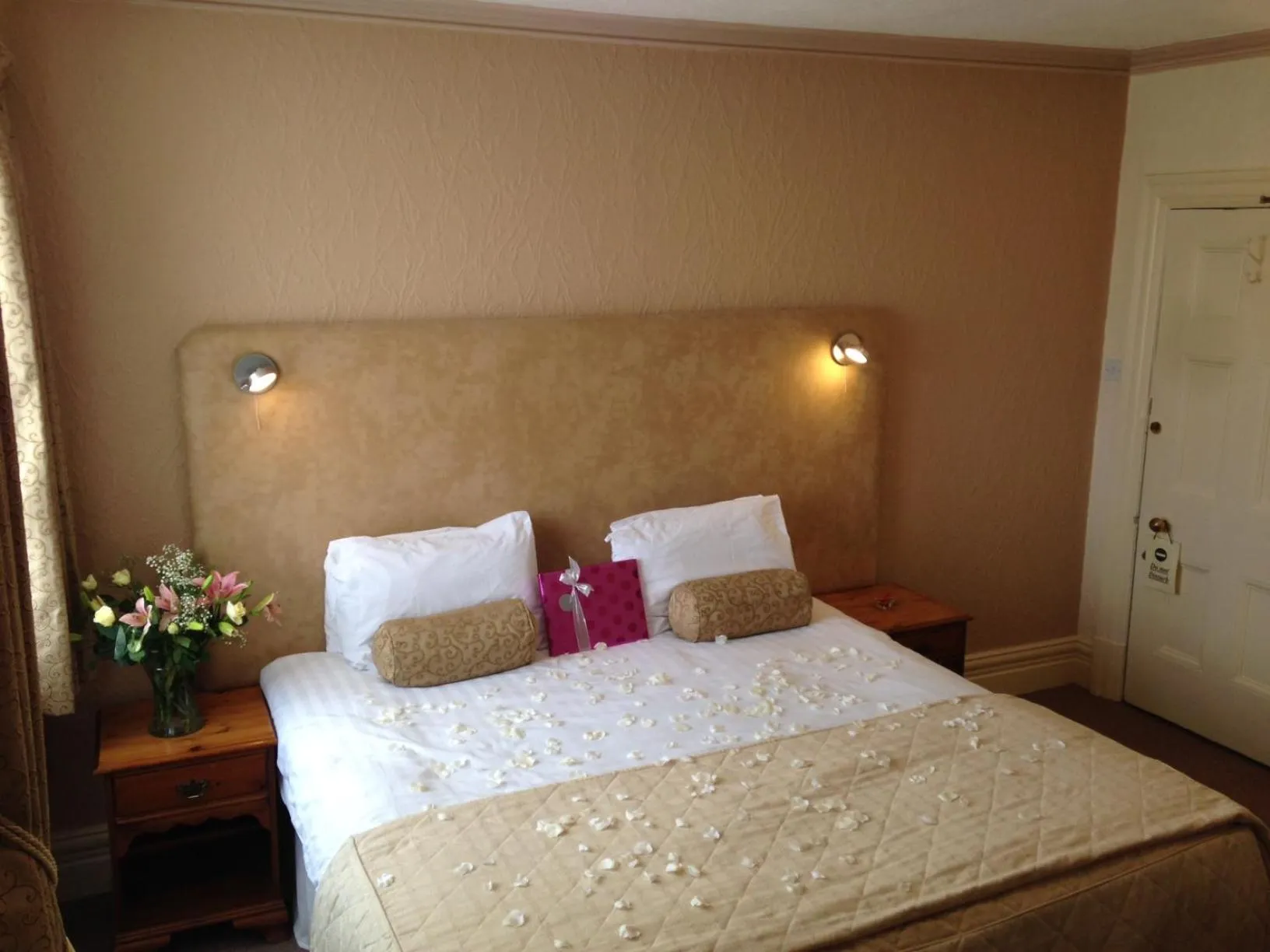Bed in The Carre Arms Hotel & Restaurant