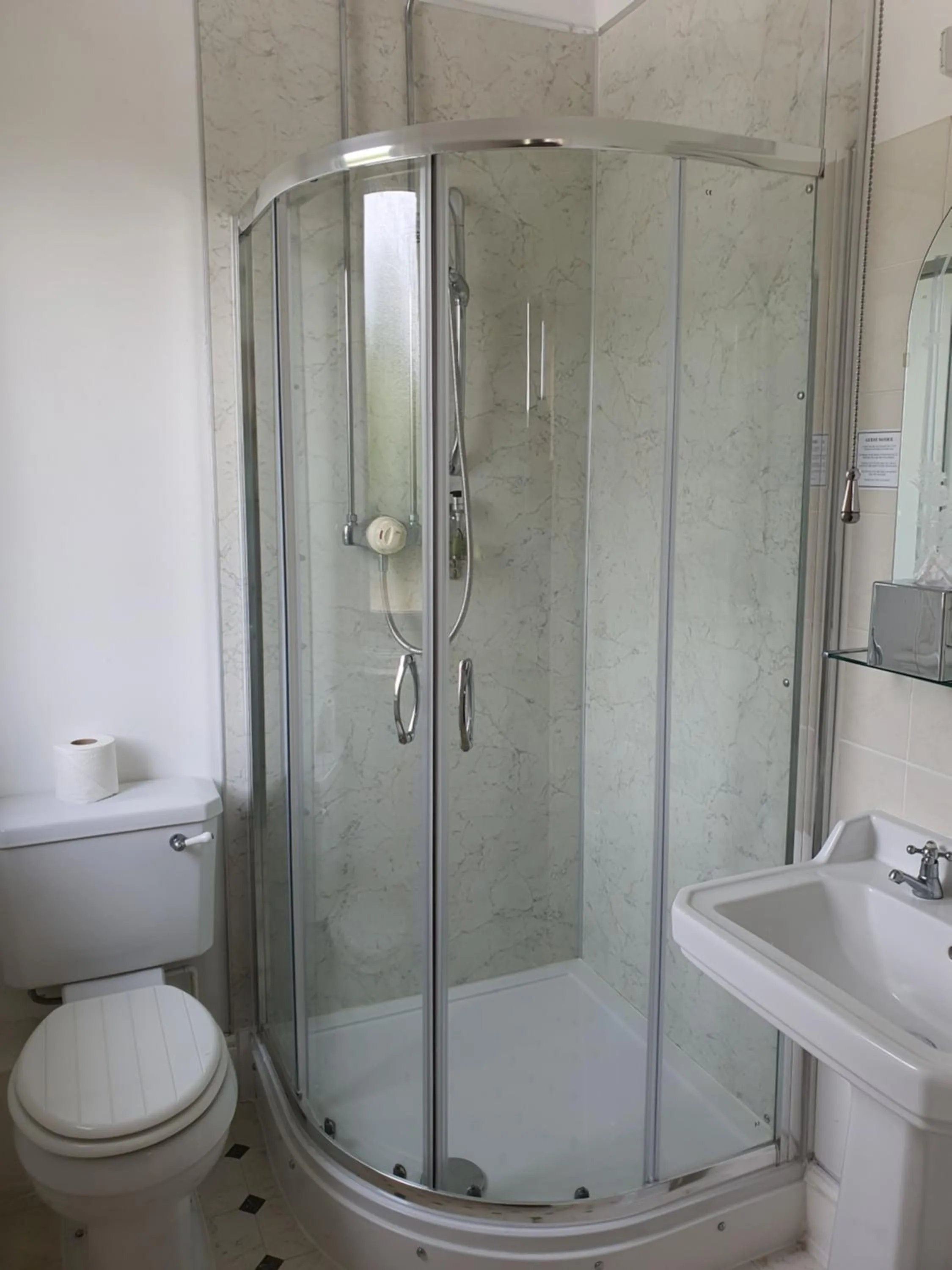 Shower in The Carre Arms Hotel & Restaurant