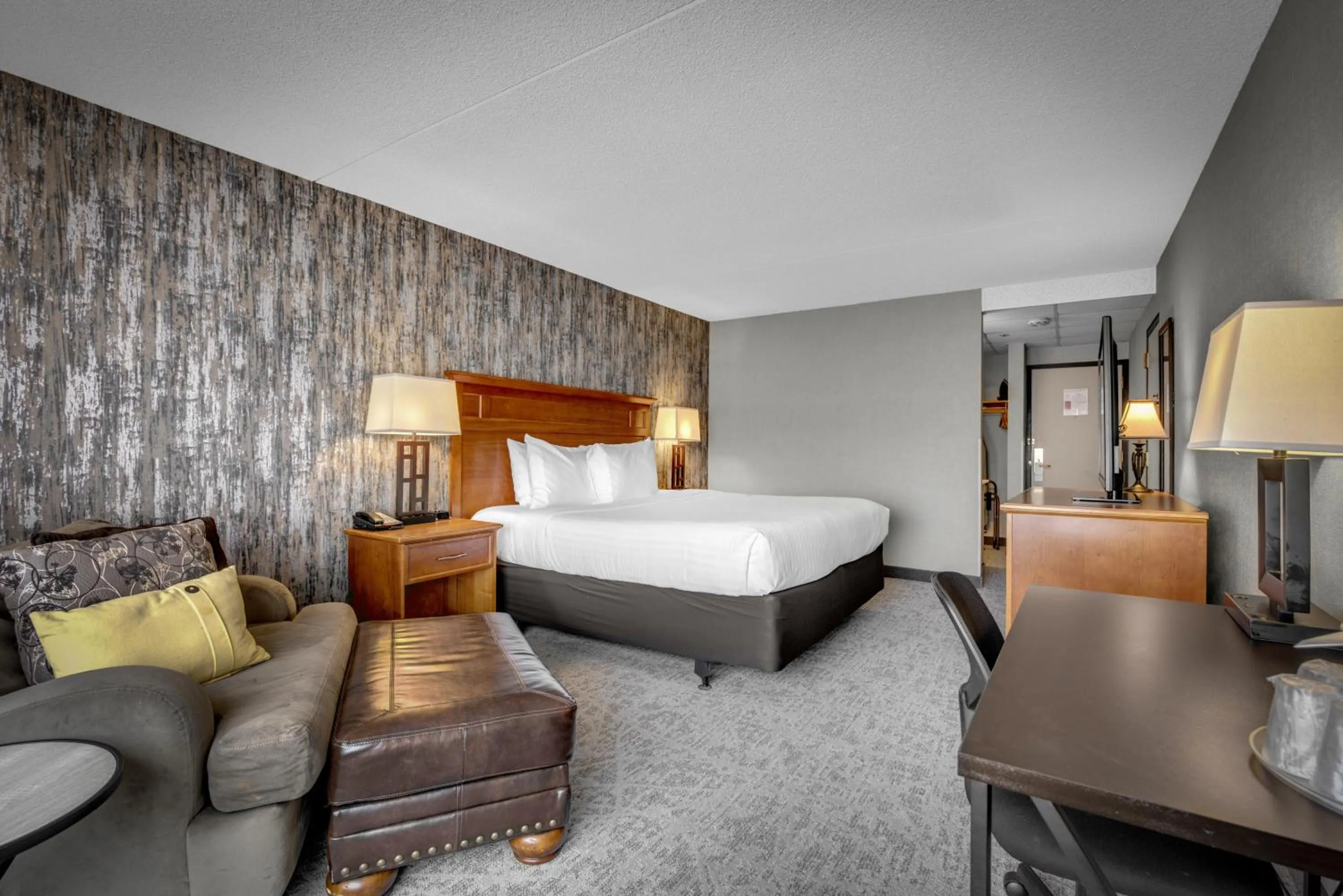 Photo of the whole room, Bed in The Academy Hotel Colorado Springs