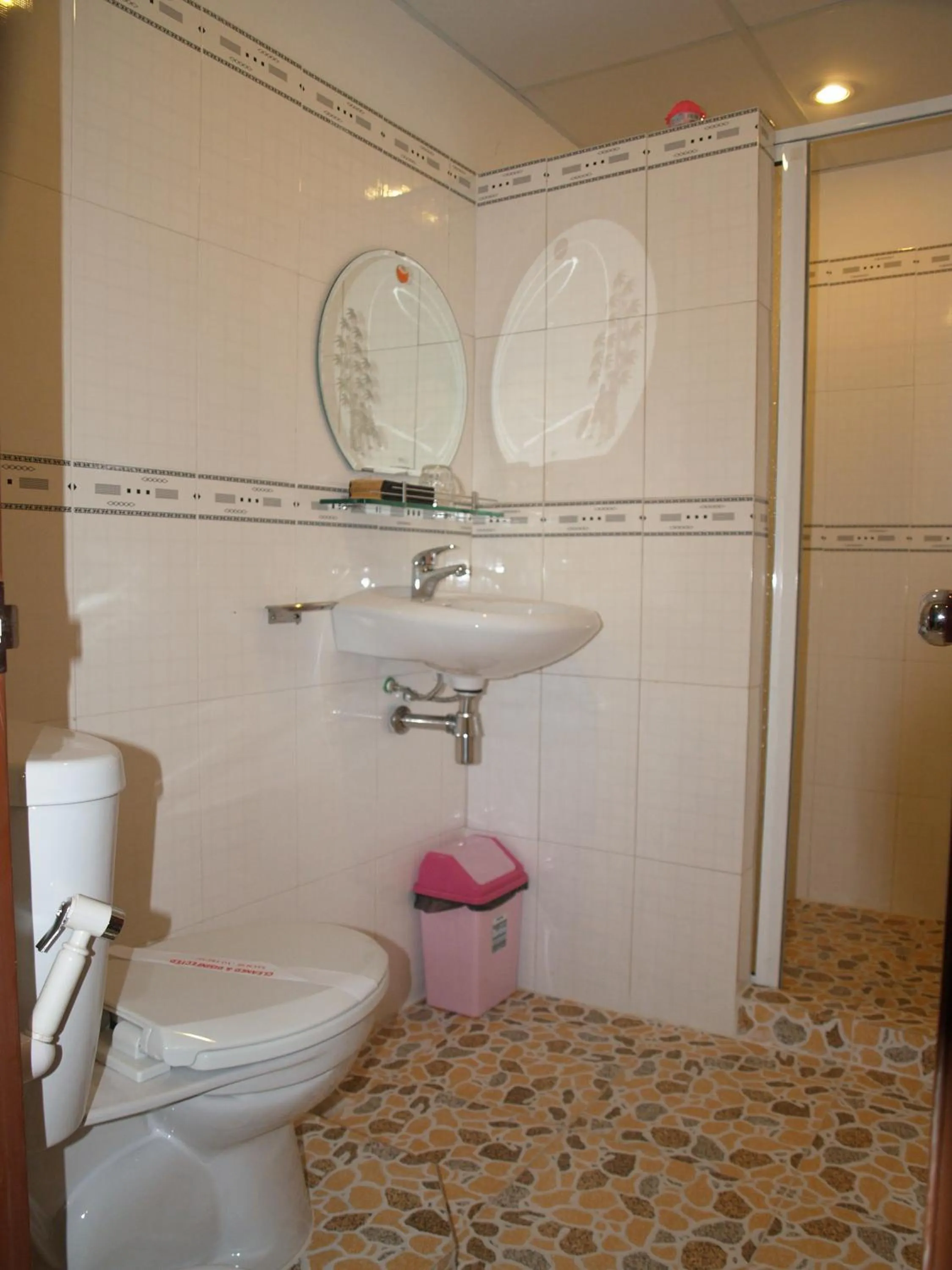 Bathroom in Huynh Lac Can Tho Hotel