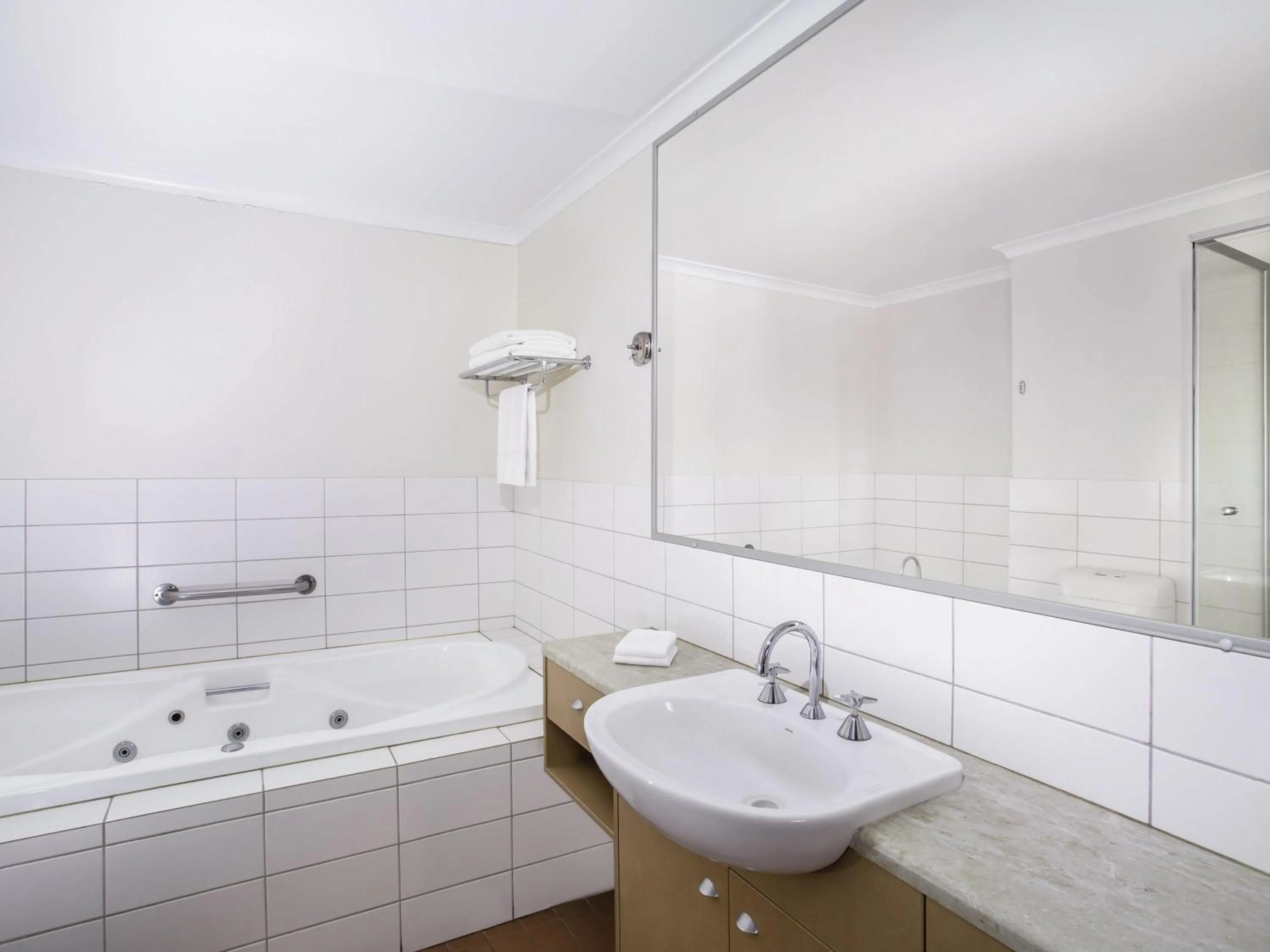 Bedroom in Mantra Geraldton