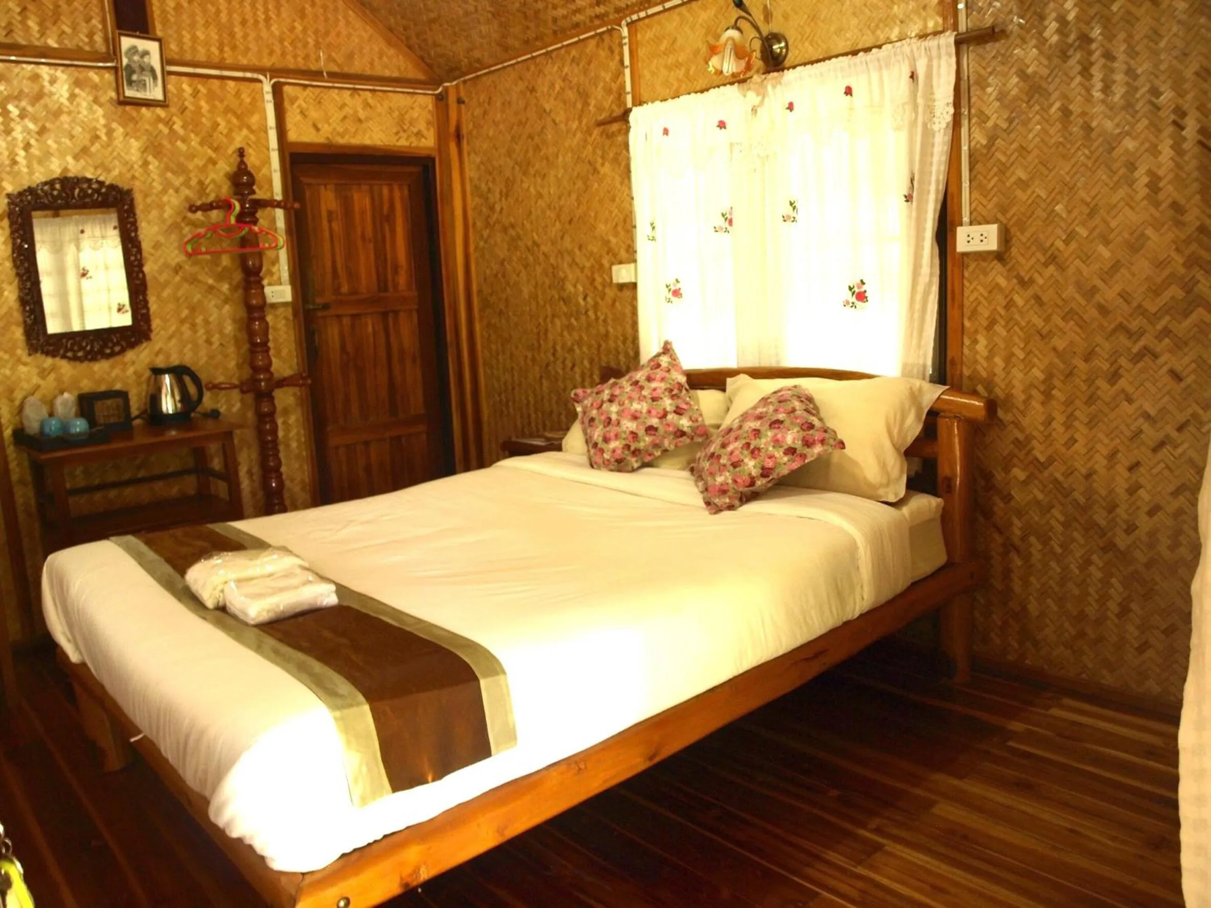 Photo of the whole room, Bed in Suandarbporn Resort Mae Sot