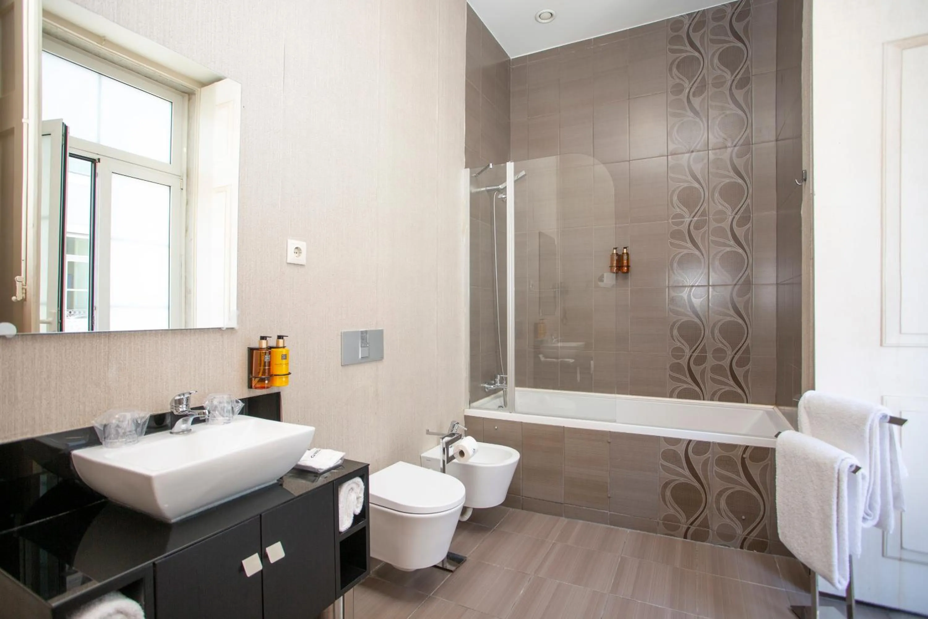 Bathroom in Casual Belle Epoque Lisboa