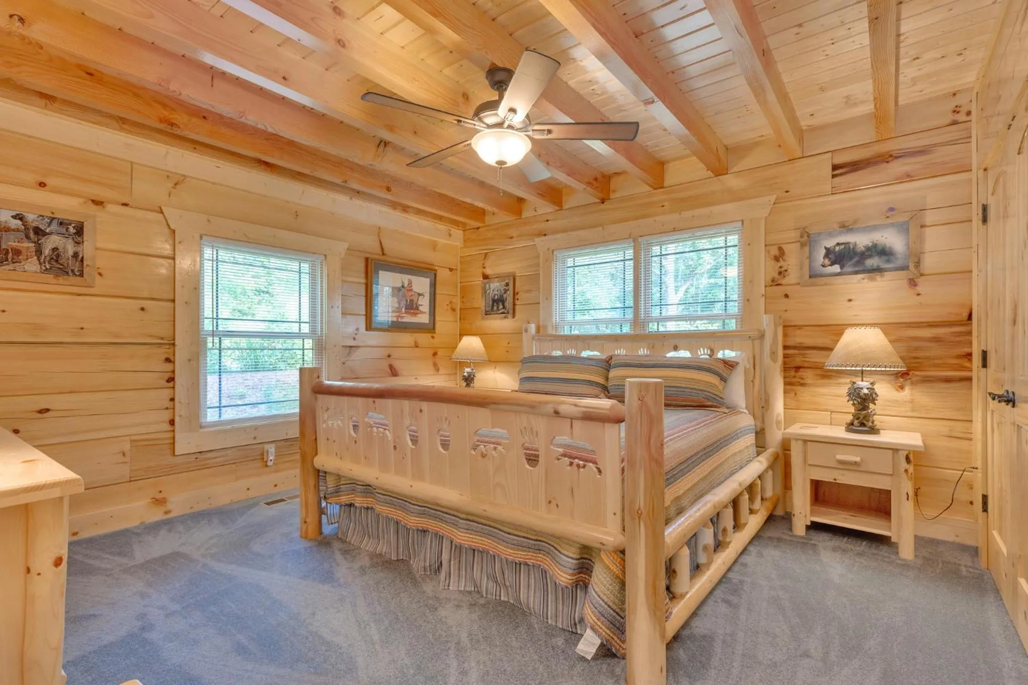 Living room, Bed in Lone Wolf Lodge