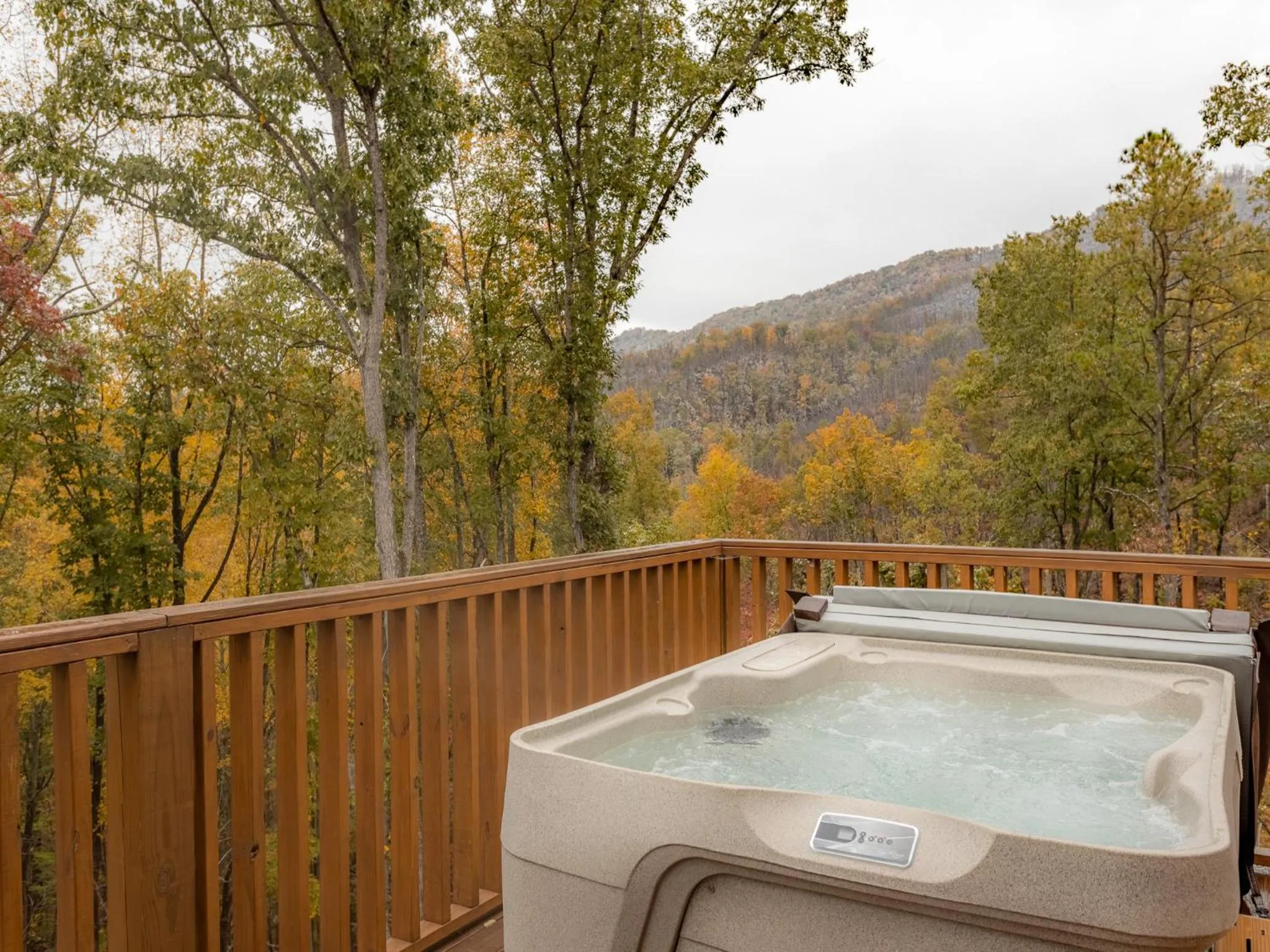Hot Tub in Lone Wolf Lodge