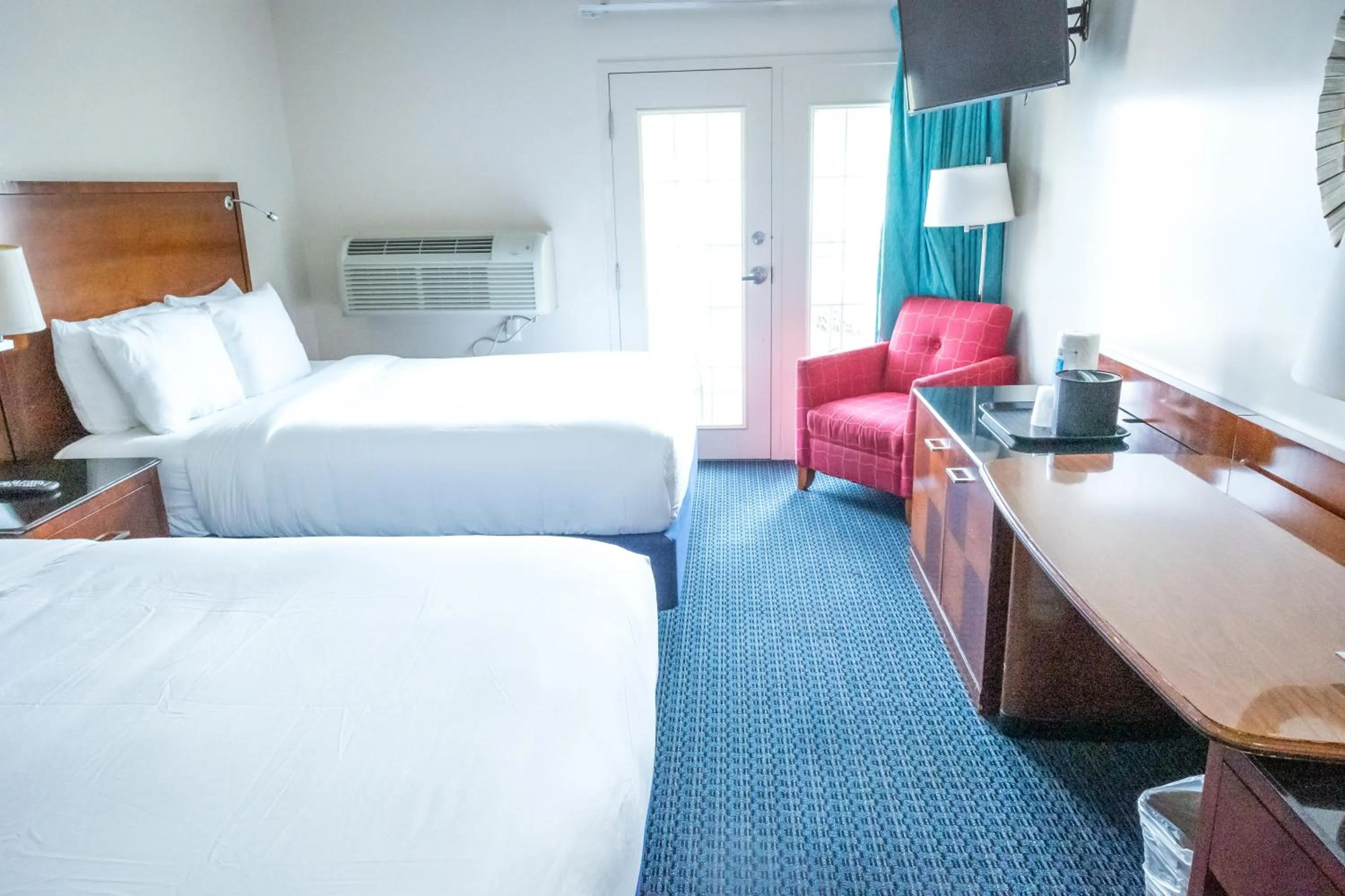 Balcony/Terrace, Bed in Islander Inn