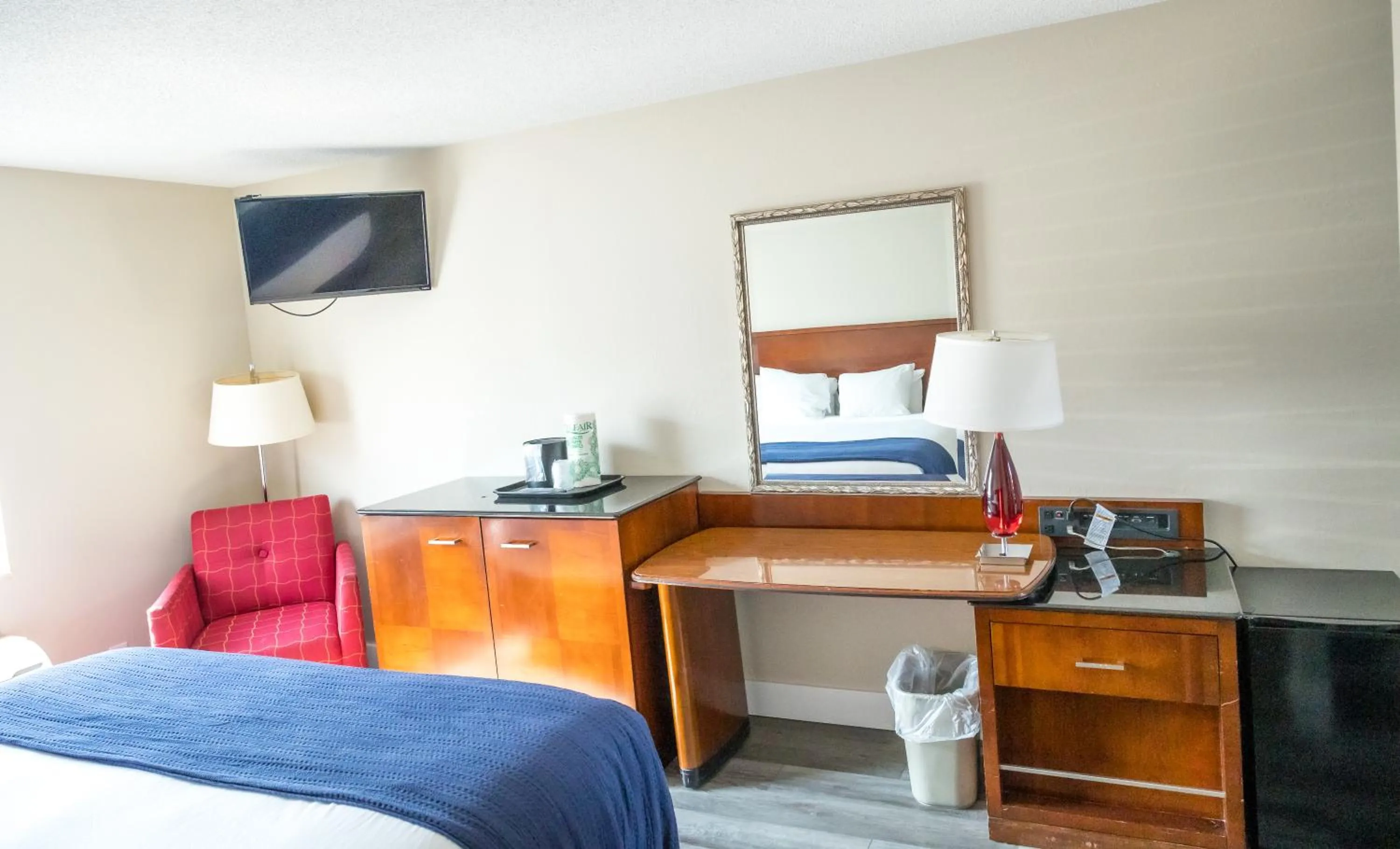 Photo of the whole room, Bed in Islander Inn