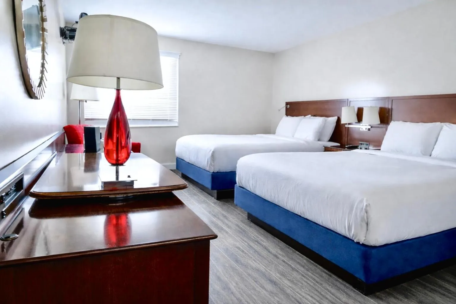 Photo of the whole room, Bed in Islander Inn