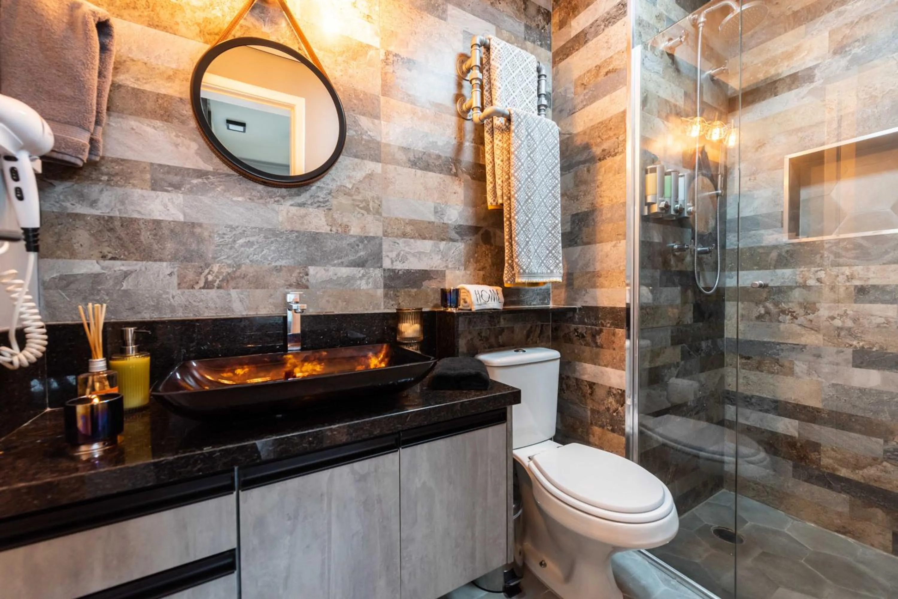 Shower in Edifício Summit Pinheiros, Aptos com Wi-Fi, Ar Condicionado, Varanda, Piscina, Academia e Estacionamento, Próximo ao Metrô