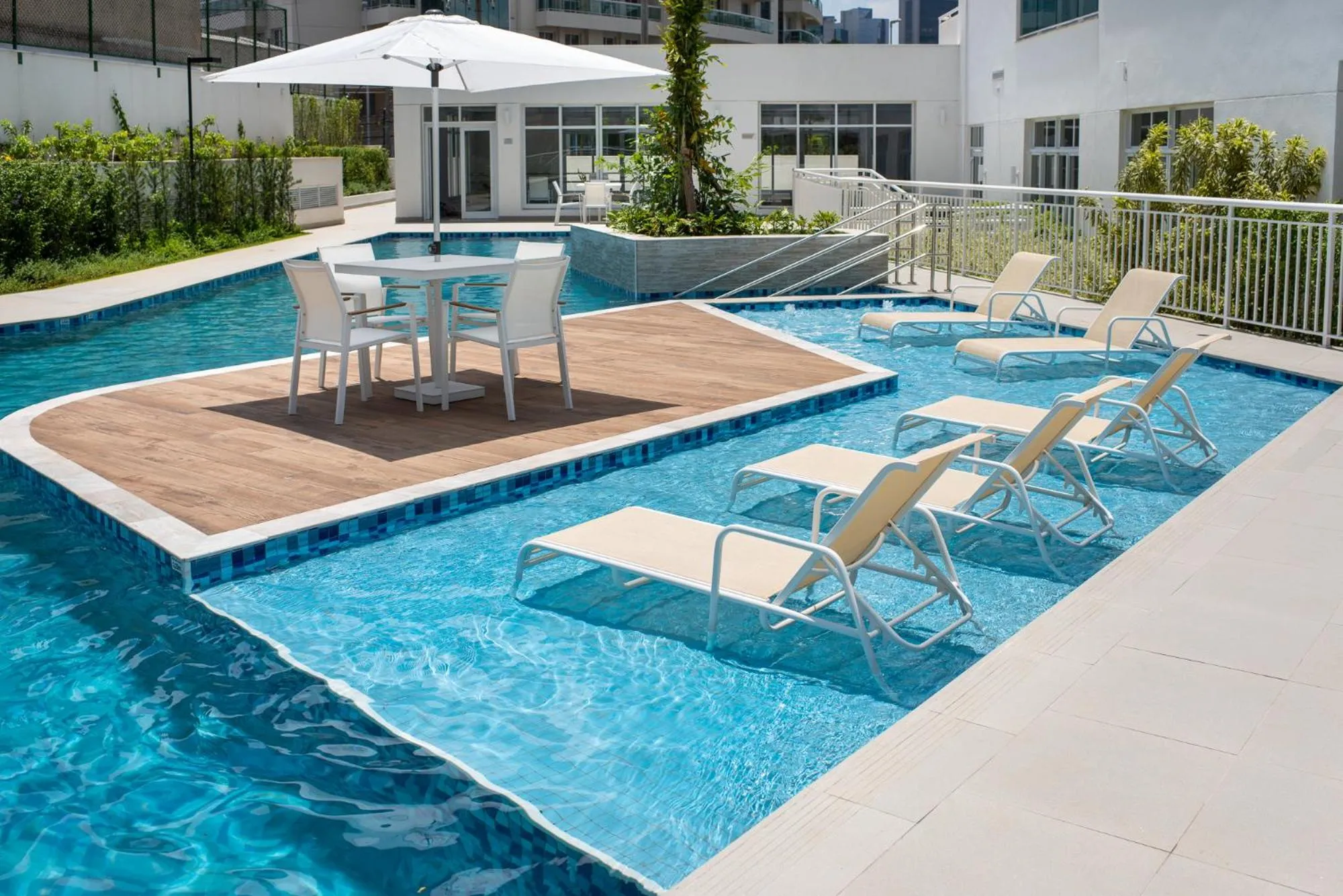 Swimming pool in Edifício Summit Pinheiros, Aptos com Wi-Fi, Ar Condicionado, Varanda, Piscina, Academia e Estacionamento, Próximo ao Metrô