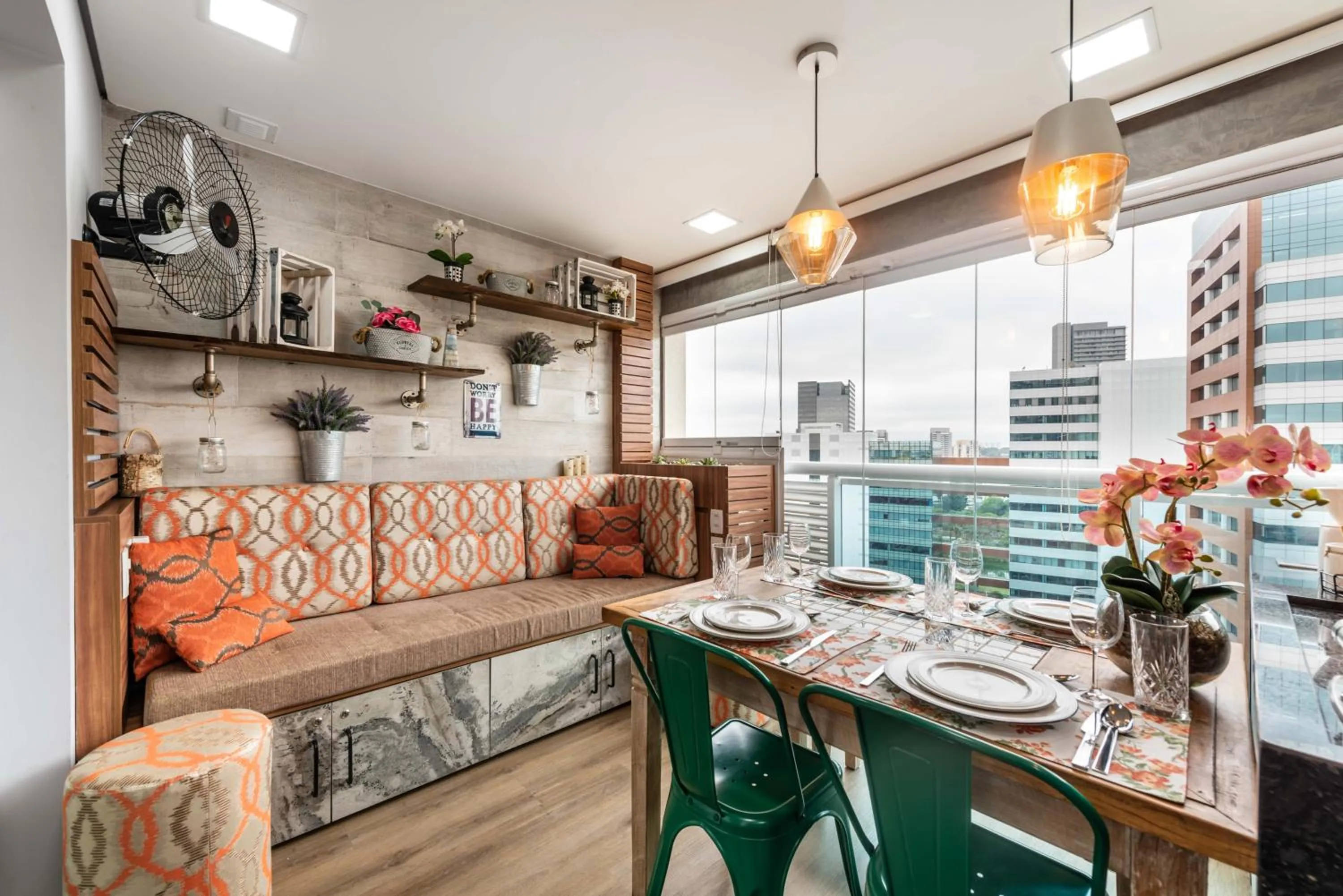 Seating area in Edifício Summit Pinheiros, Aptos com Wi-Fi, Ar Condicionado, Varanda, Piscina, Academia e Estacionamento, Próximo ao Metrô