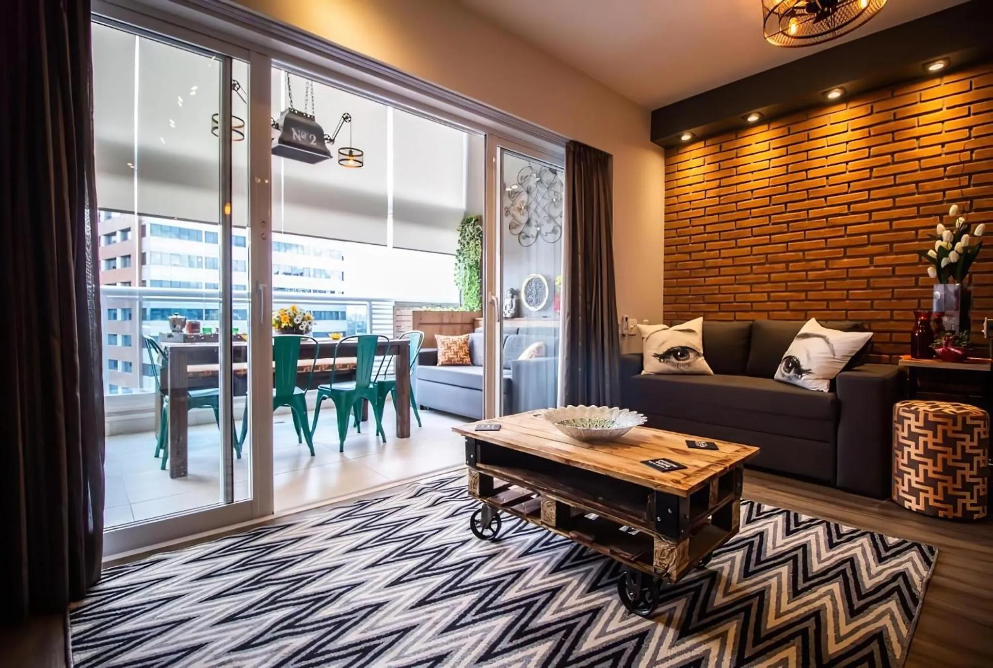 Living room in Edifício Summit Pinheiros, Aptos com Wi-Fi, Ar Condicionado, Varanda, Piscina, Academia e Estacionamento, Próximo ao Metrô