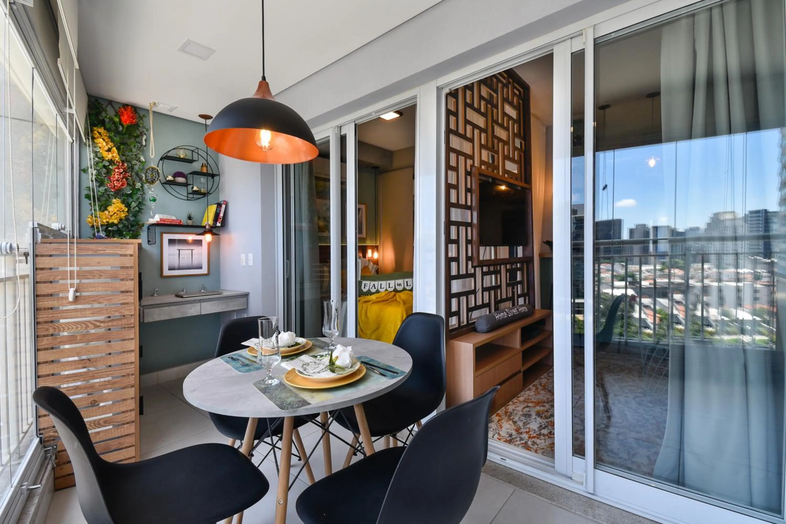 Patio in Edifício Summit Pinheiros, Aptos com Wi-Fi, Ar Condicionado, Varanda, Piscina, Academia e Estacionamento, Próximo ao Metrô