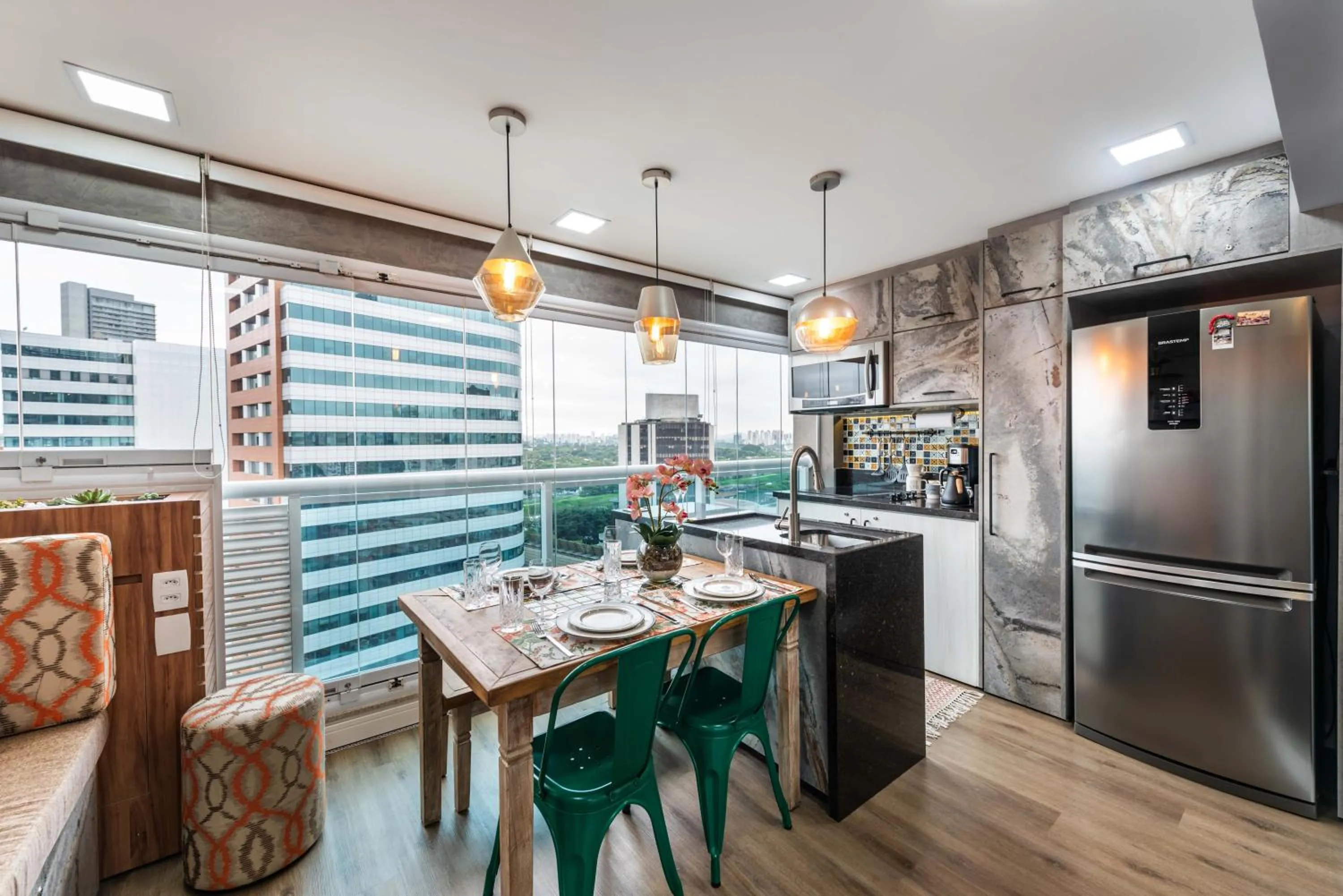 Dining area in Edifício Summit Pinheiros, Aptos com Wi-Fi, Ar Condicionado, Varanda, Piscina, Academia e Estacionamento, Próximo ao Metrô