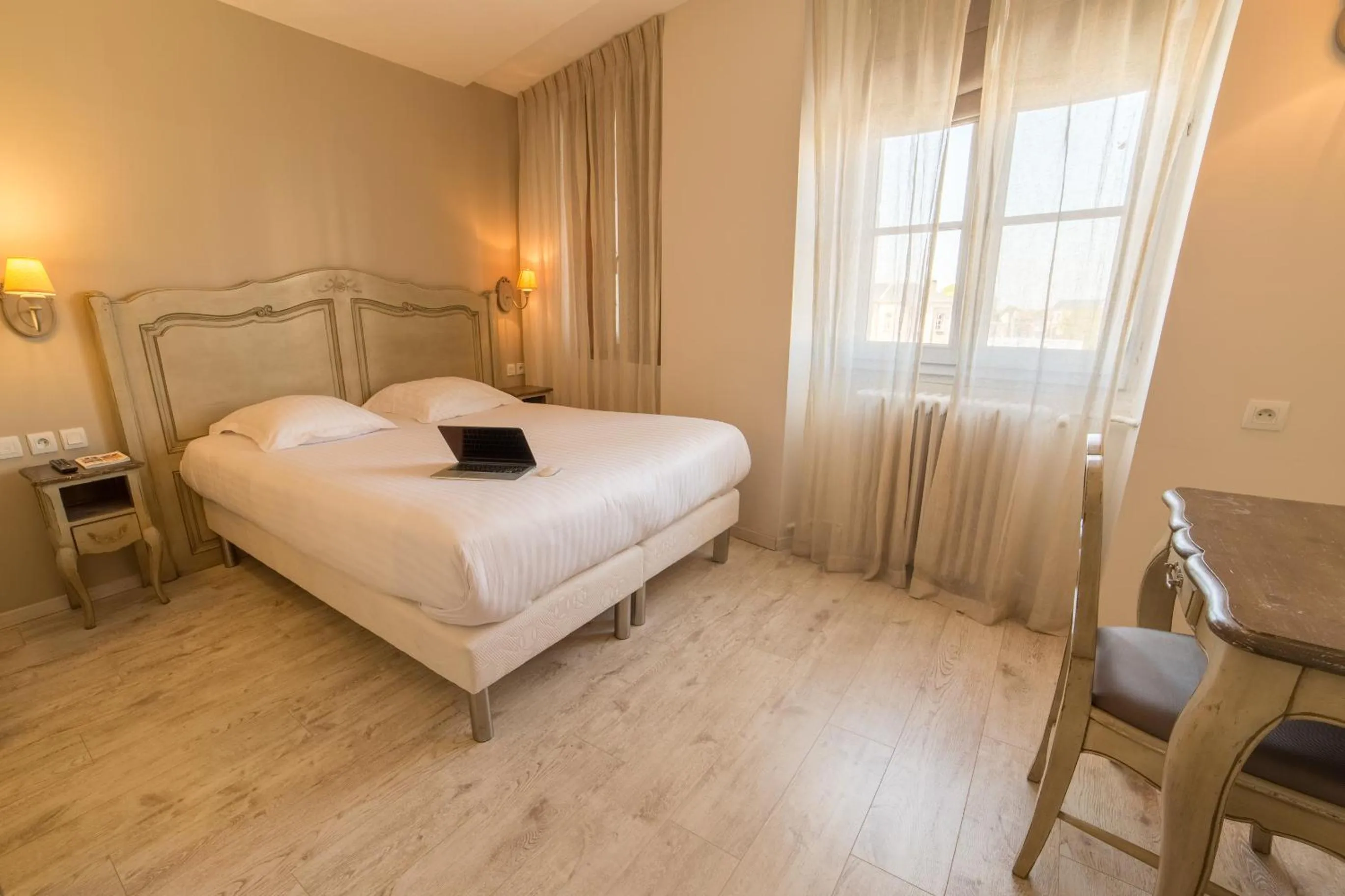 Photo of the whole room, Bed in The Originals Boutique, Hôtel Les Poèmes de Chartres