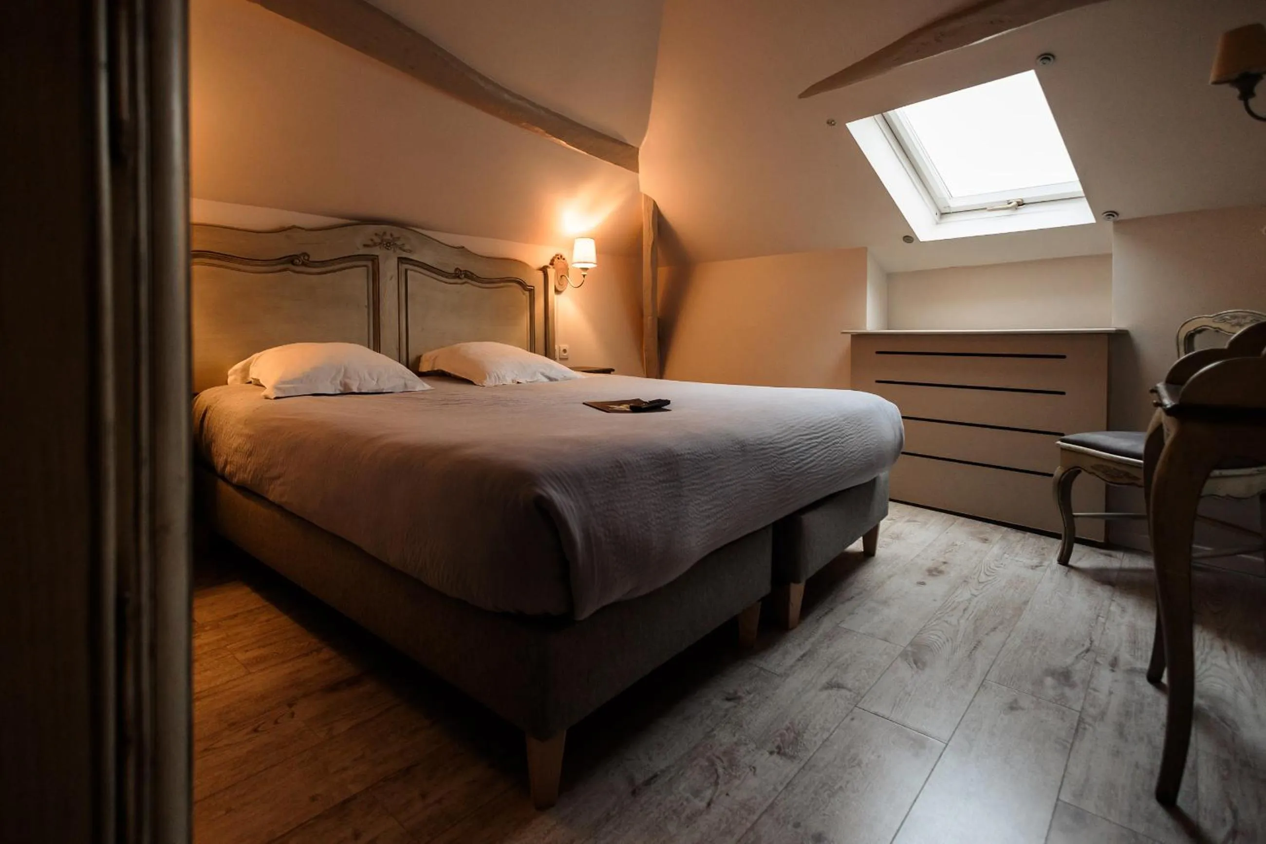 Bed in The Originals Boutique, Hôtel Les Poèmes de Chartres