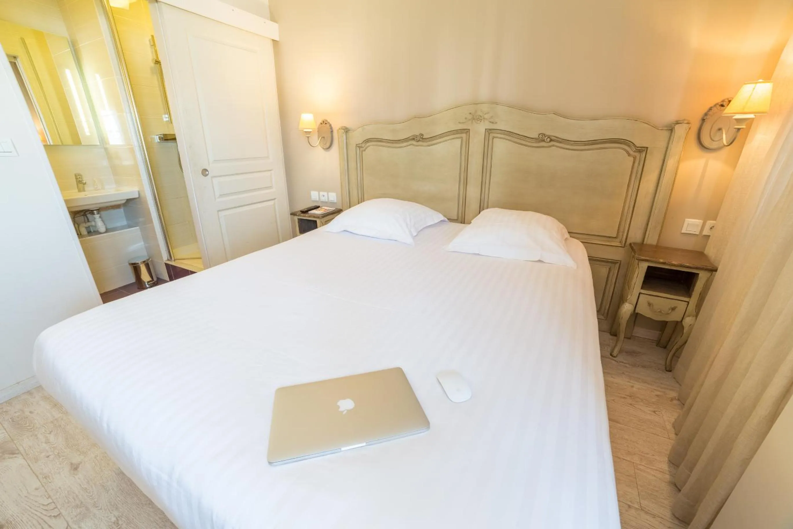 Photo of the whole room, Bed in The Originals Boutique, Hôtel Les Poèmes de Chartres