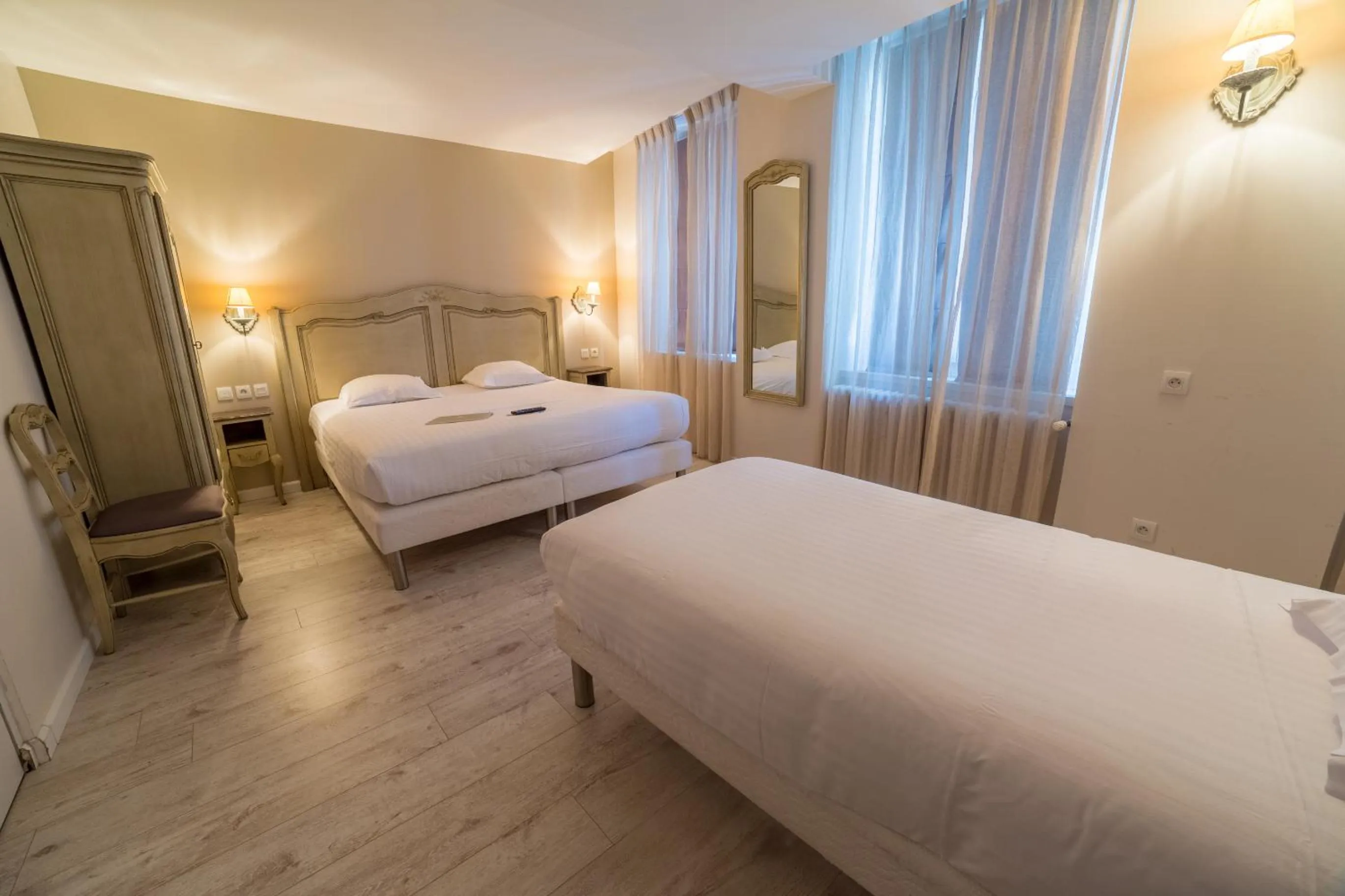 Bedroom, Bed in The Originals Boutique, Hôtel Les Poèmes de Chartres