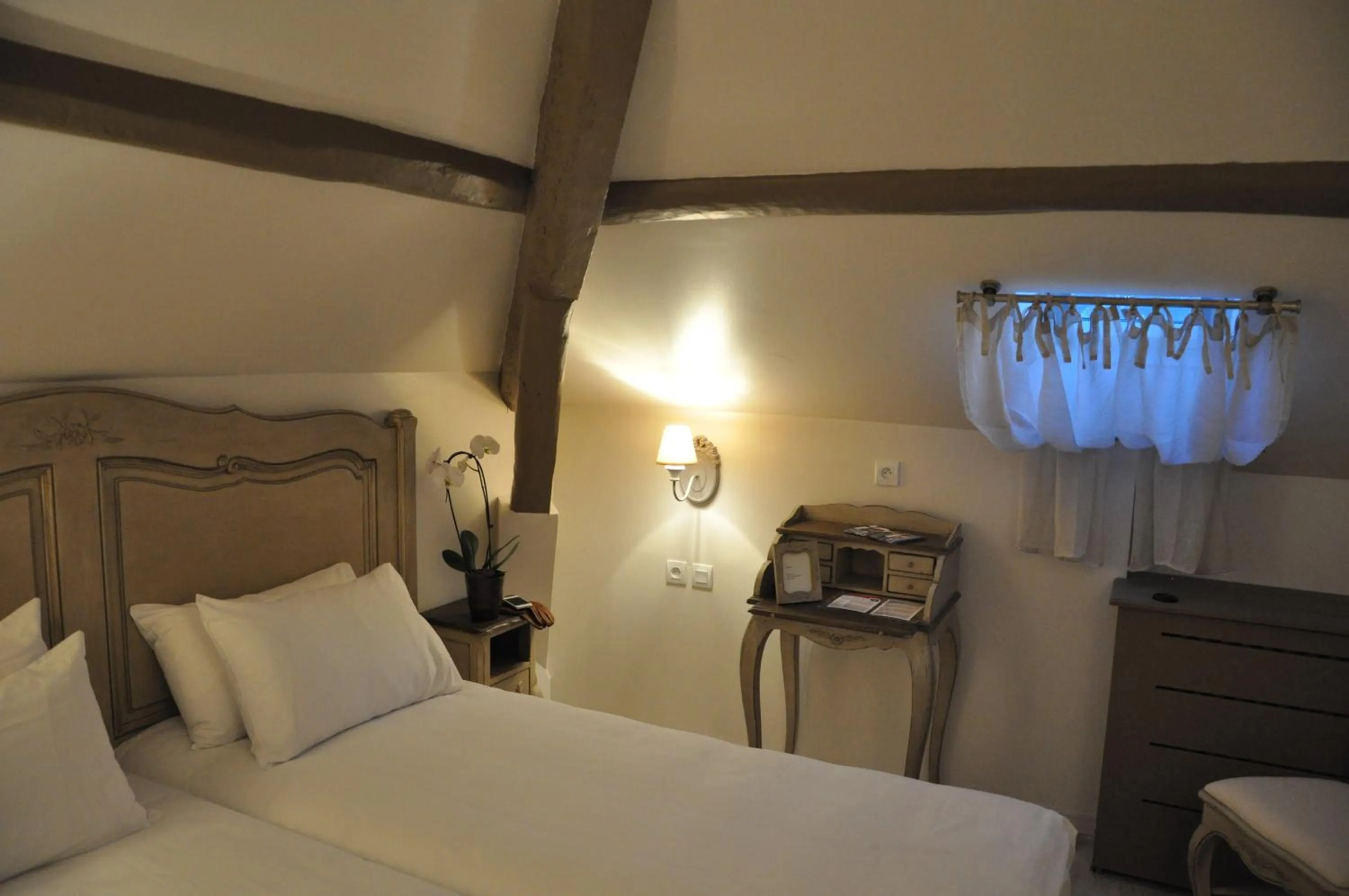 Photo of the whole room, Bed in The Originals Boutique, Hôtel Les Poèmes de Chartres
