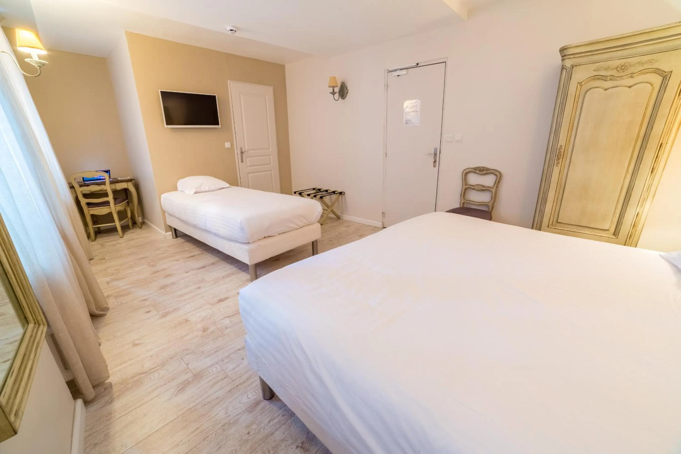 Photo of the whole room, Bed in The Originals Boutique, Hôtel Les Poèmes de Chartres