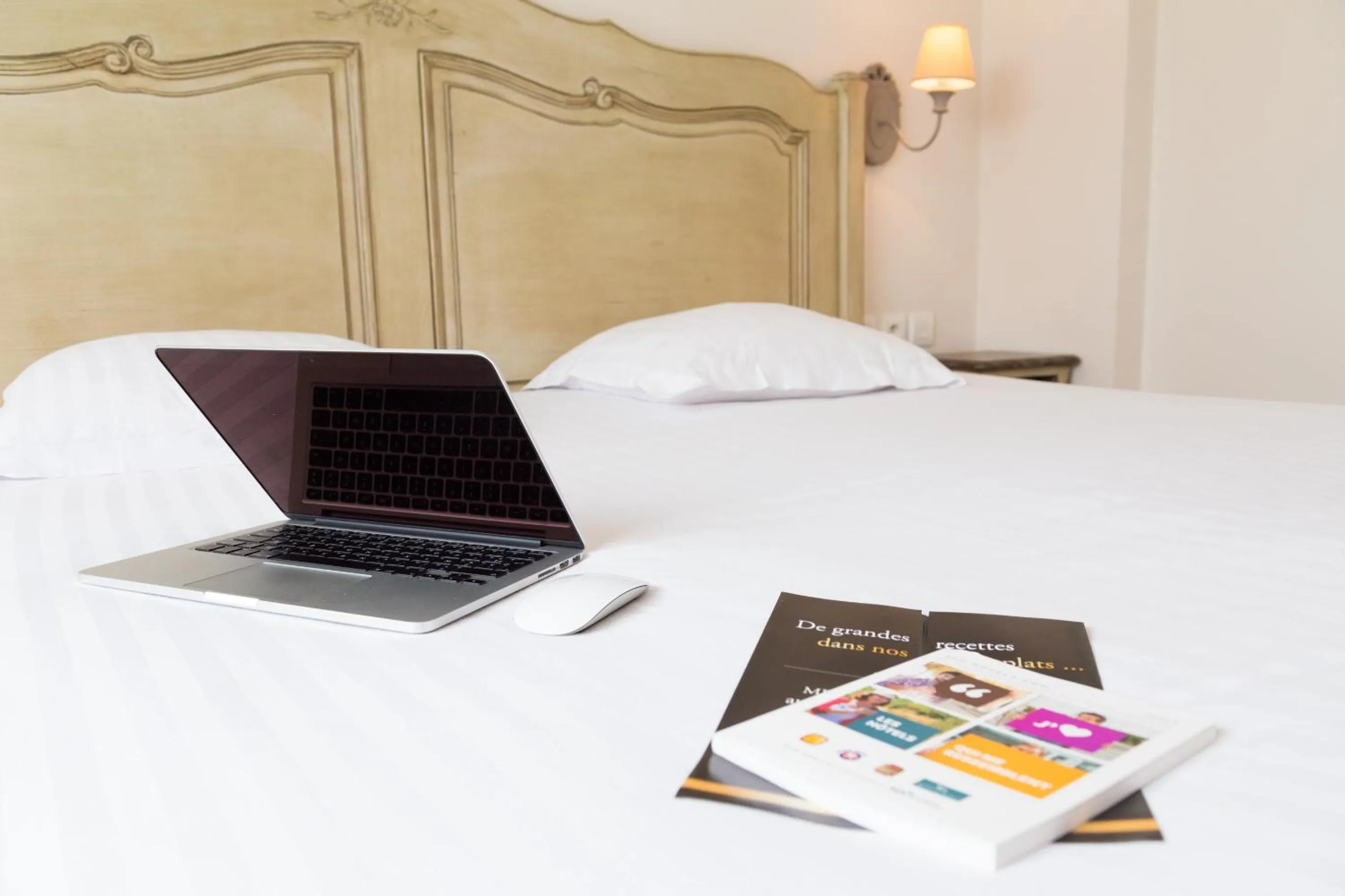 Bedroom, Bed in The Originals Boutique, Hôtel Les Poèmes de Chartres