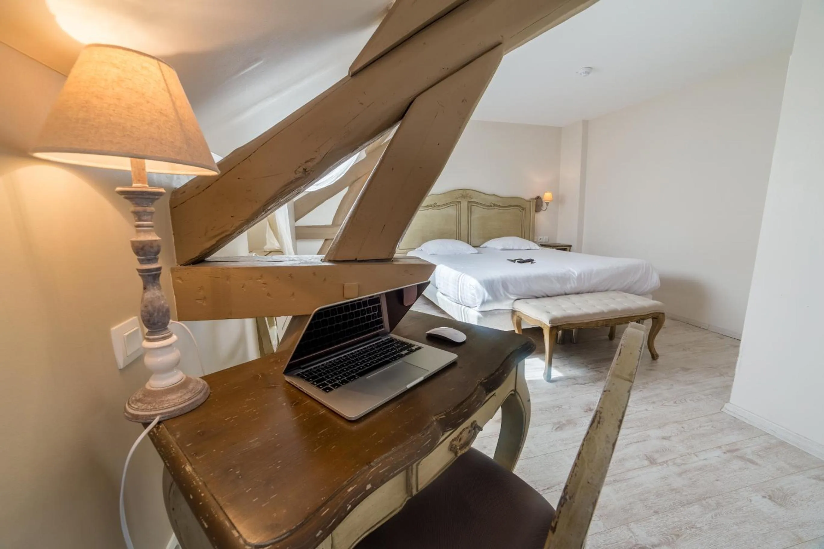 Bedroom, Bed in The Originals Boutique, Hôtel Les Poèmes de Chartres