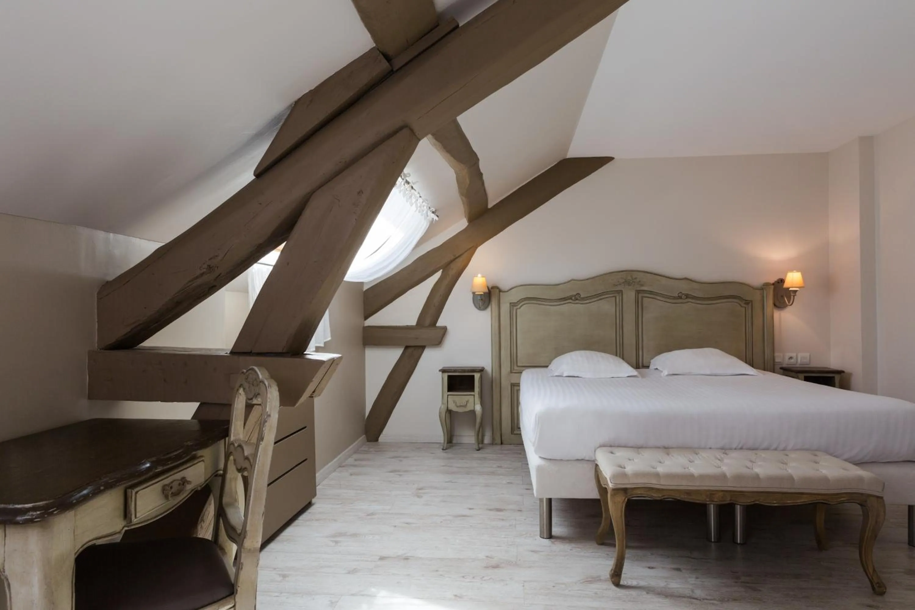 Bed in The Originals Boutique, Hôtel Les Poèmes de Chartres