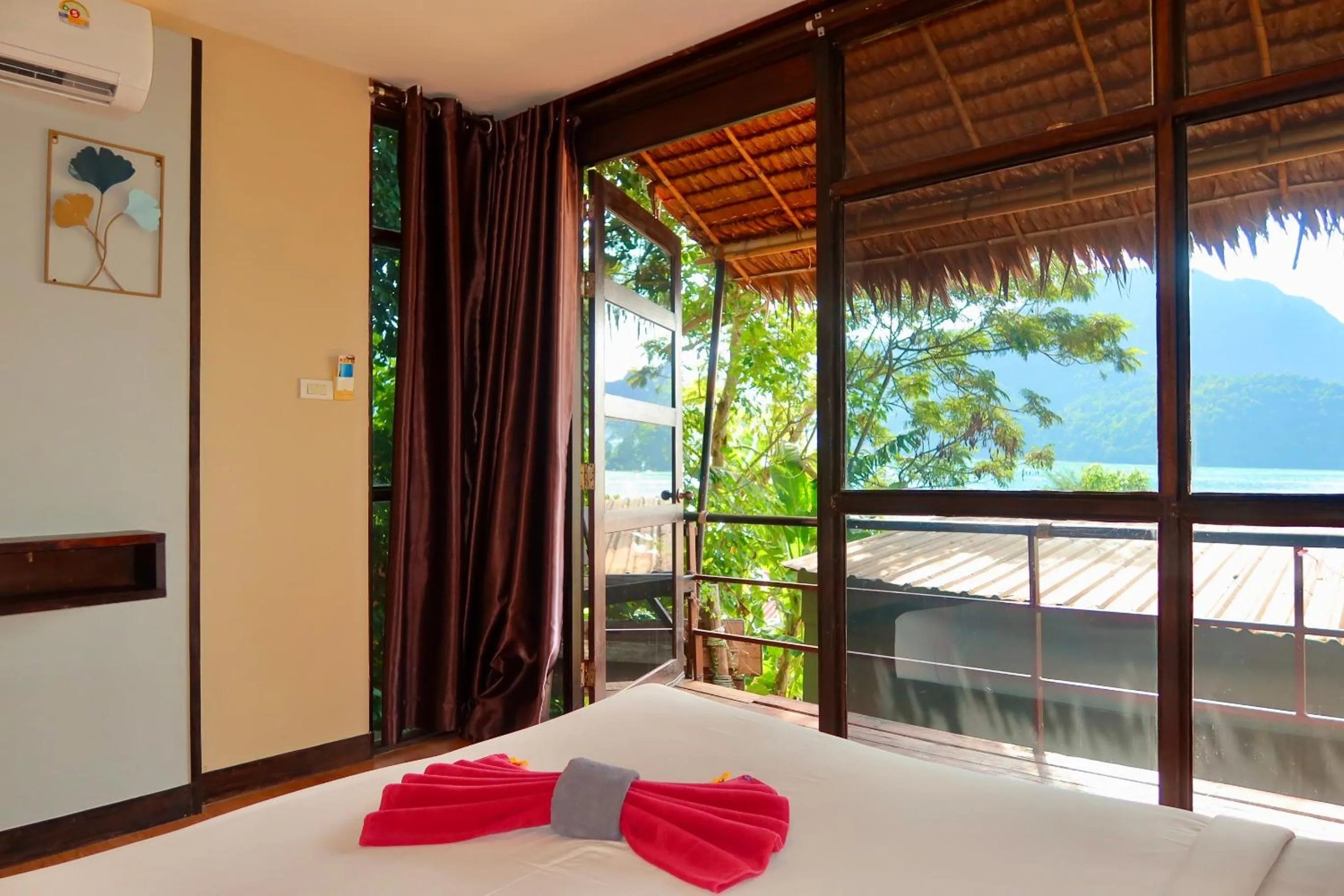 Bedroom, Bed in Phi Phi Sea Sky Resort
