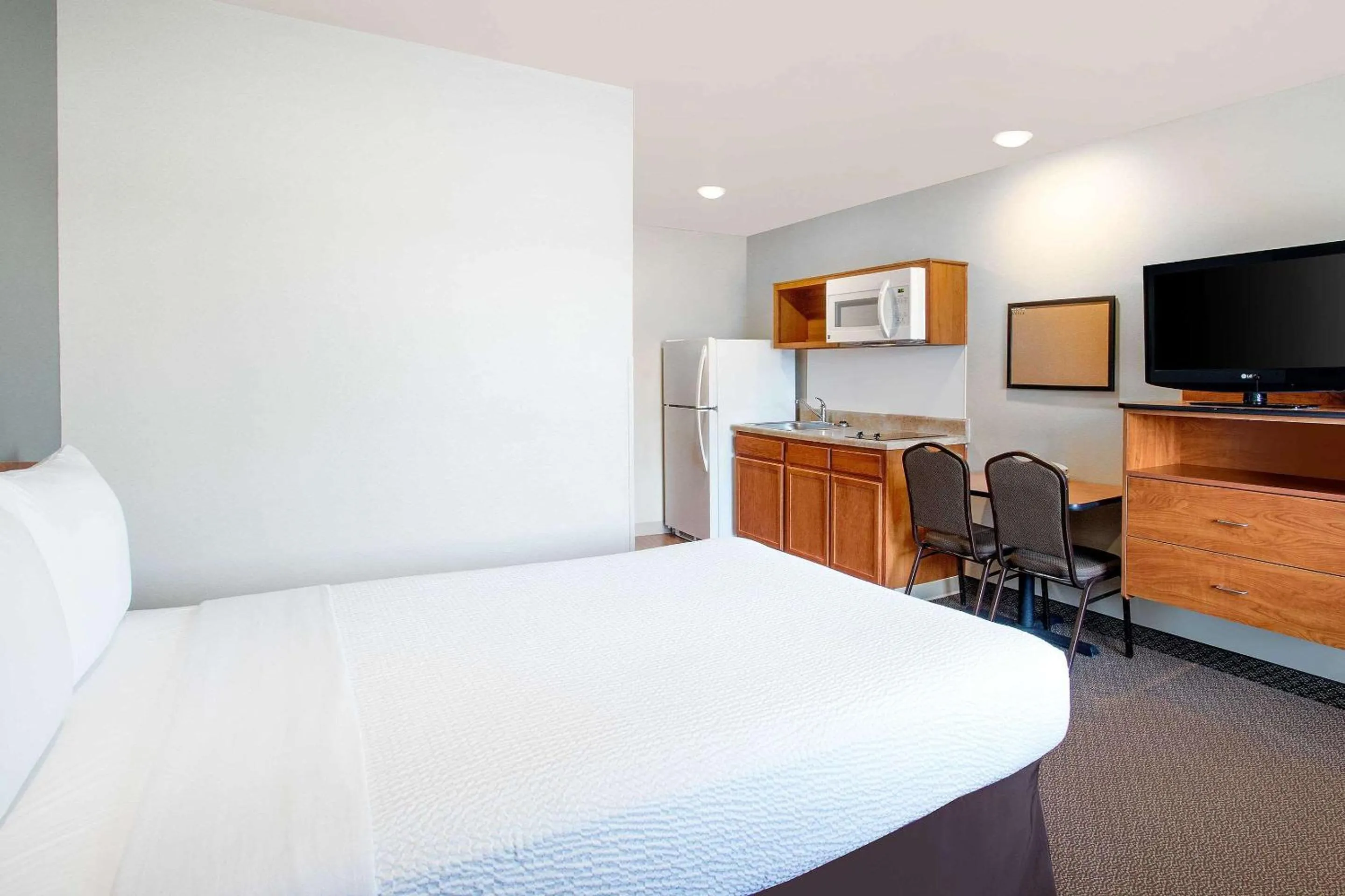 Photo of the whole room, Bed in WoodSpring Suites Manassas Battlefield Park I-66