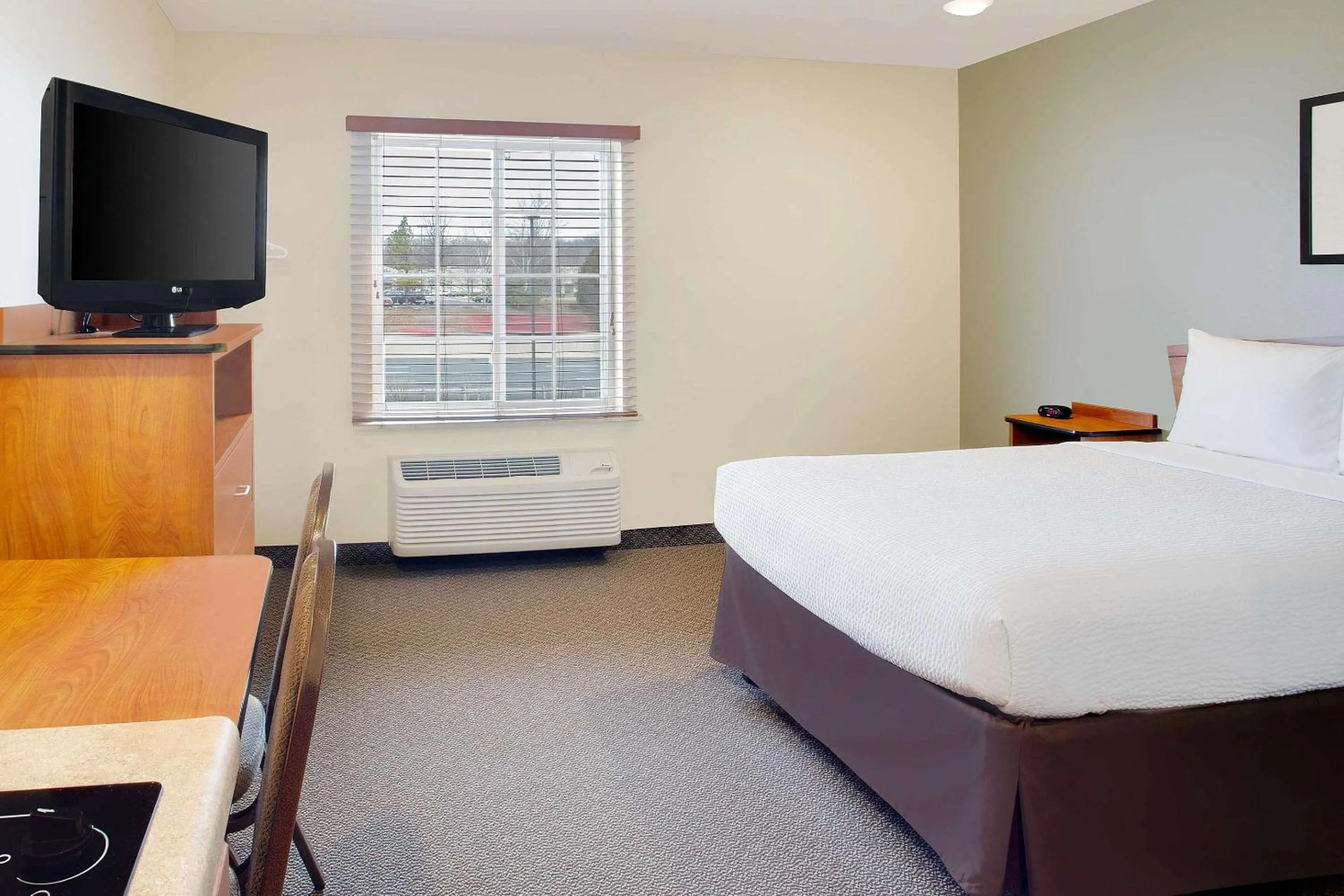 Photo of the whole room, Bed in WoodSpring Suites Manassas Battlefield Park I-66