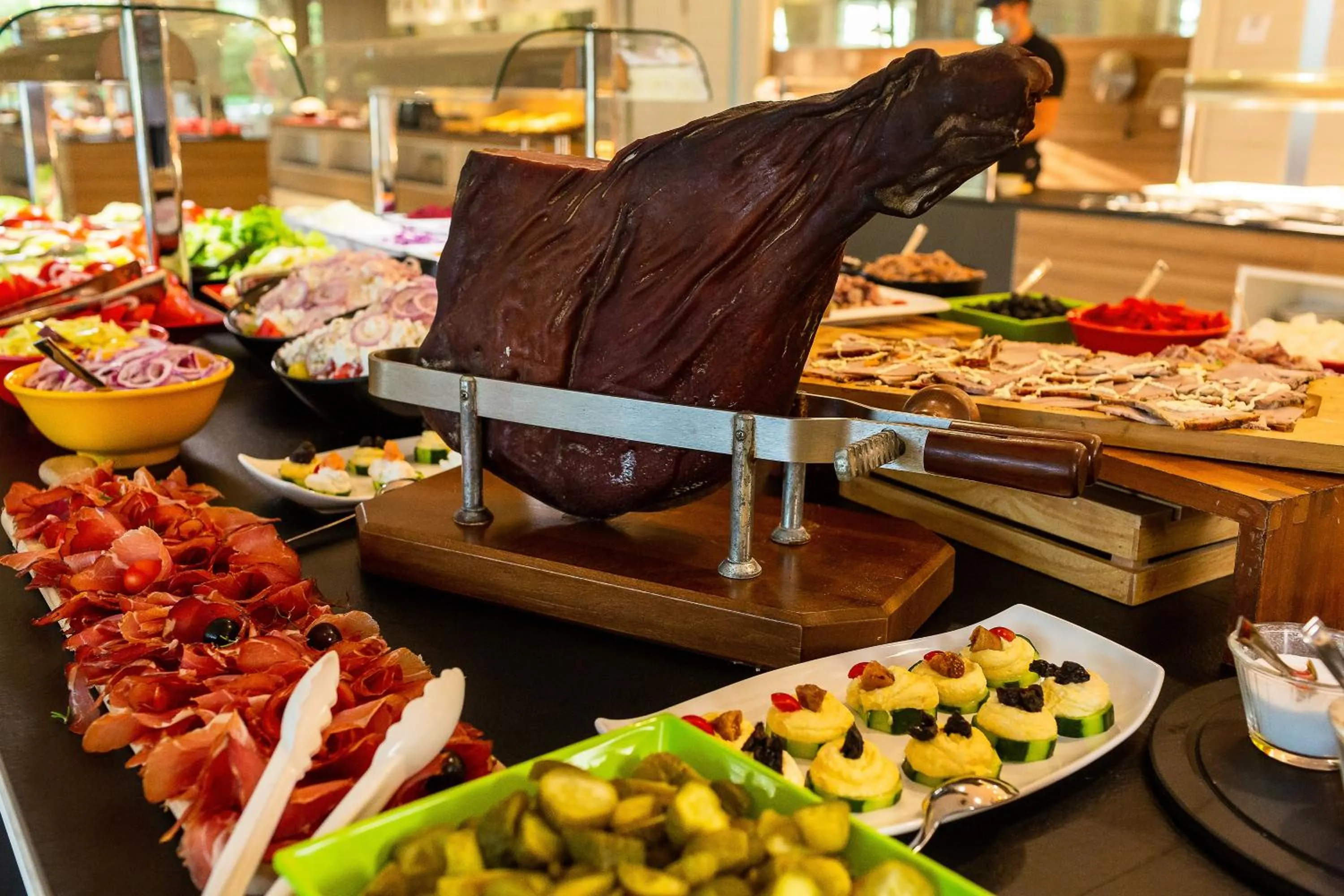 Restaurant/places to eat in Carine Hotel Kumbor Superior