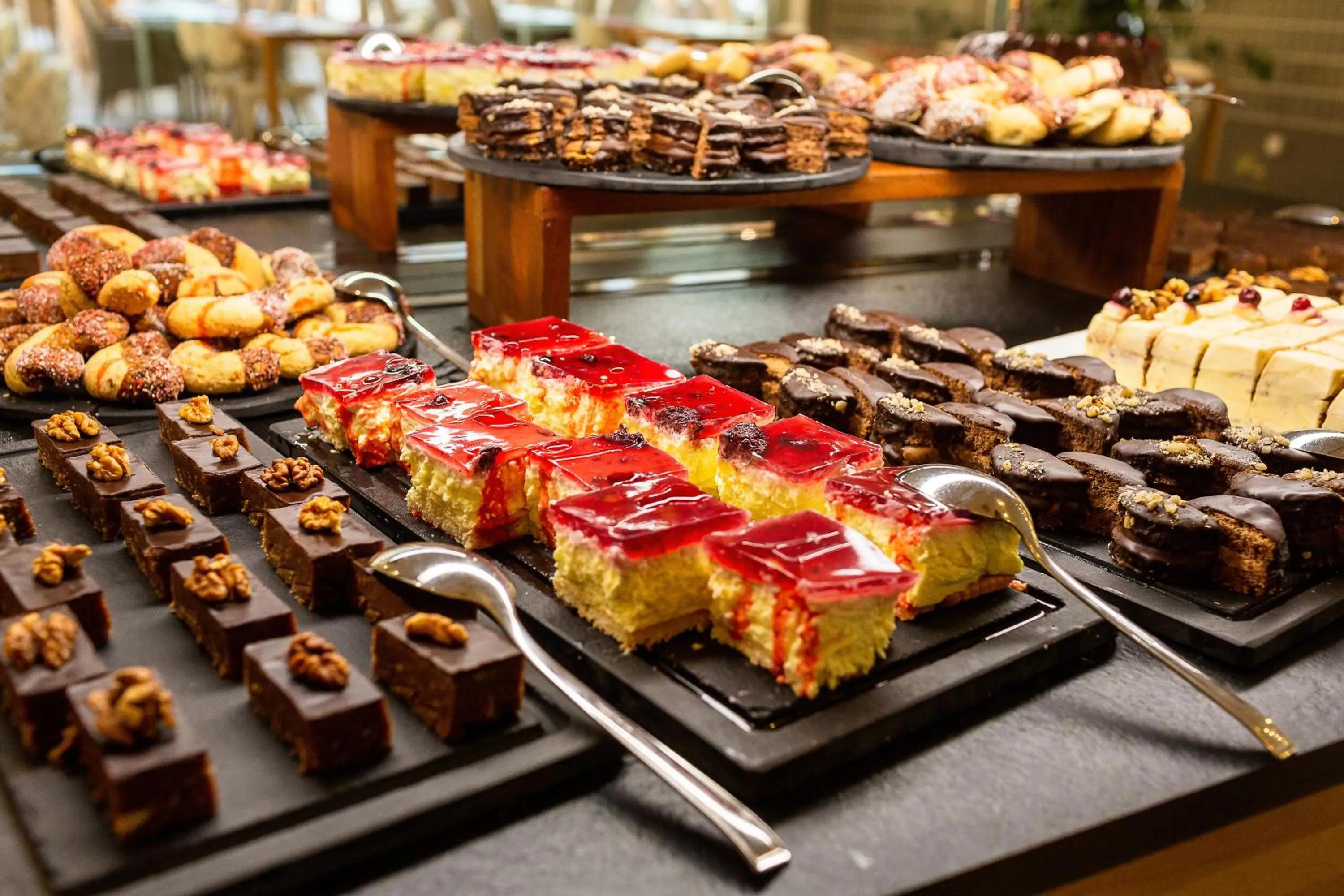 Restaurant/places to eat in Carine Hotel Kumbor Superior