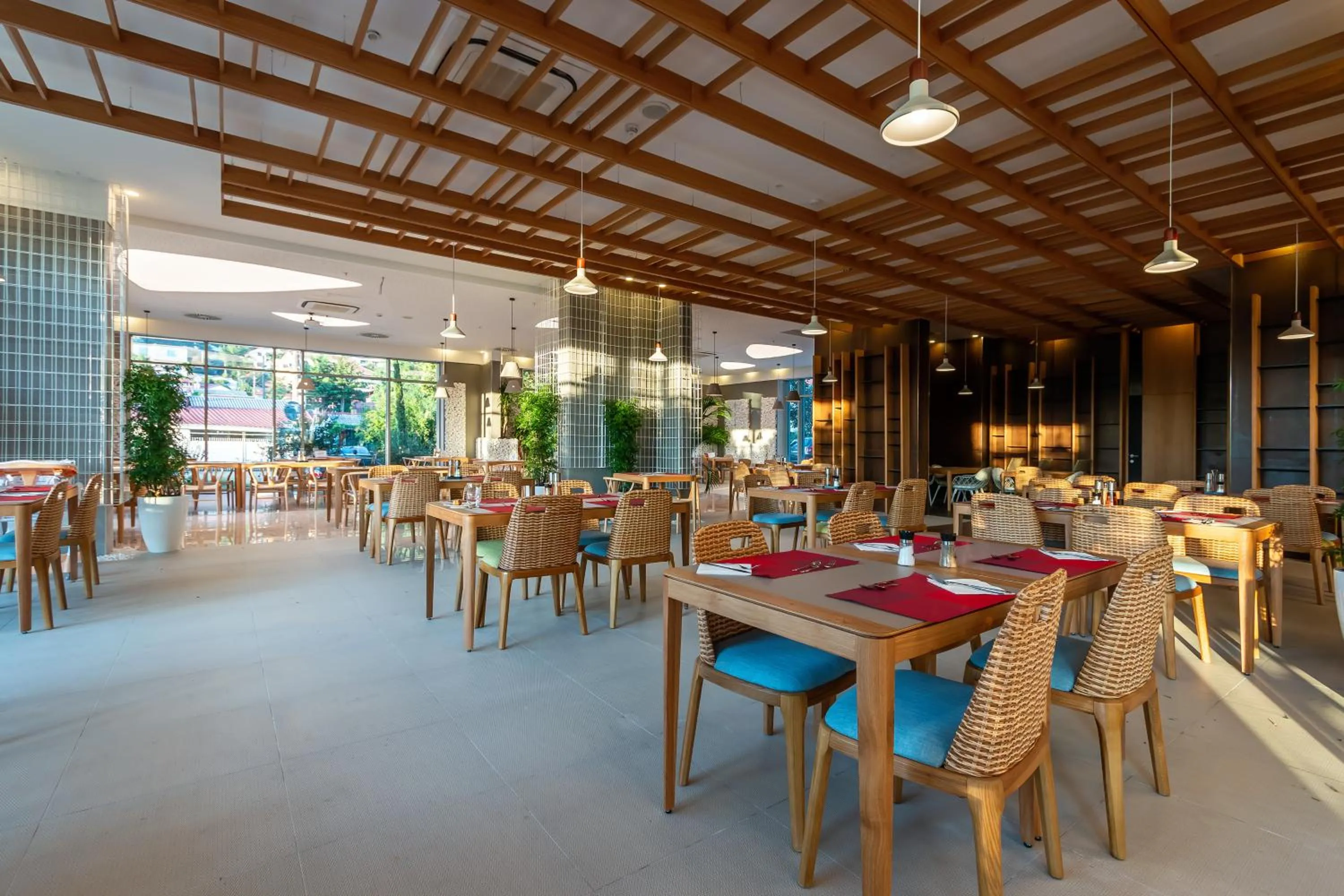 Restaurant/places to eat in Carine Hotel Kumbor Superior
