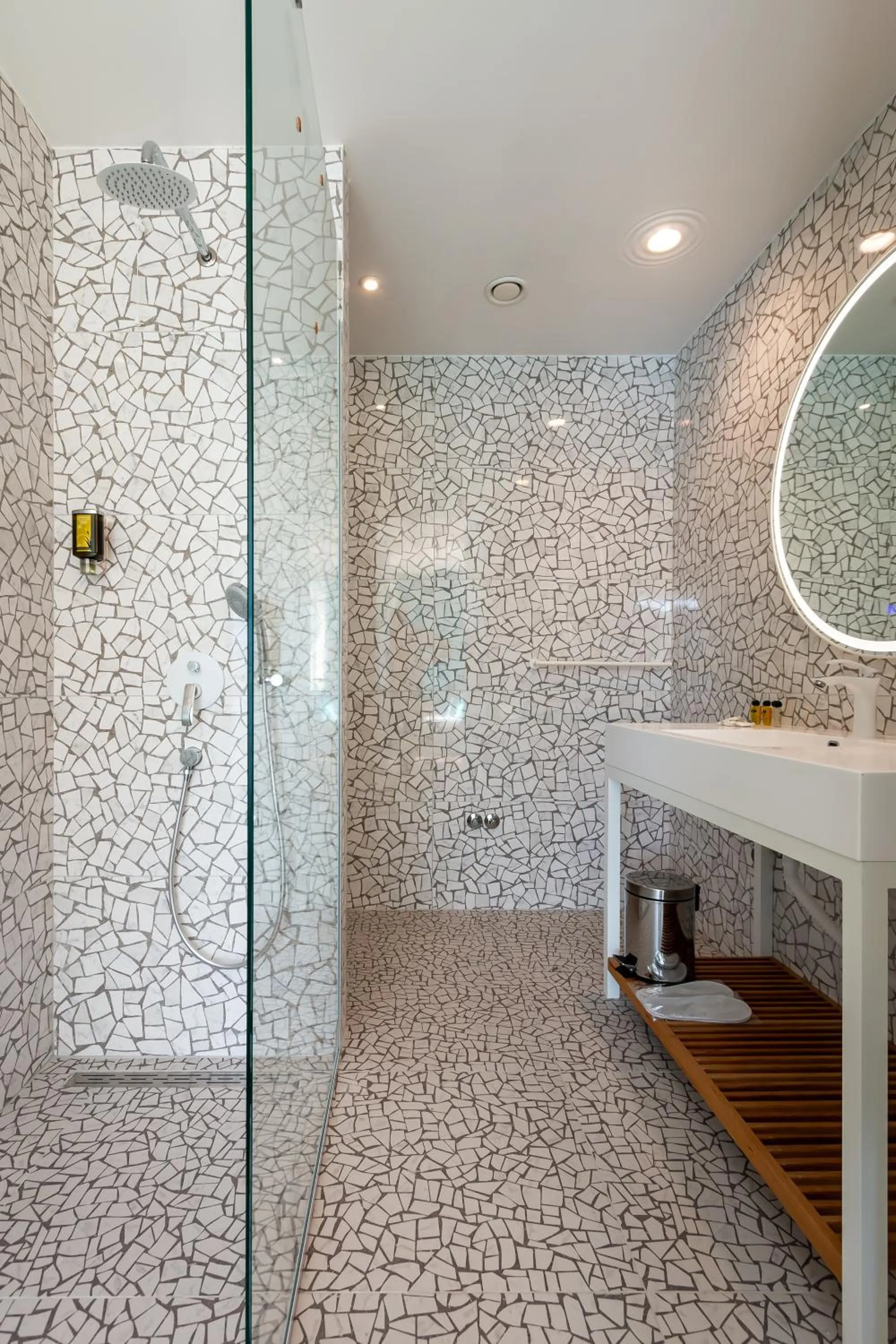 Bathroom in Carine Hotel Kumbor Superior