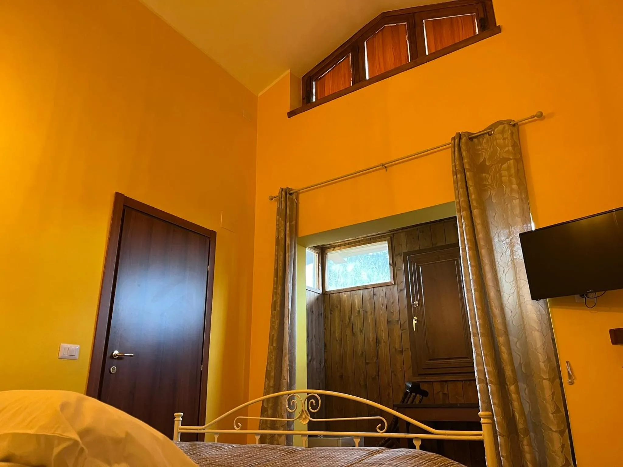 Communal lounge/ TV room, Bed in Le Ganze