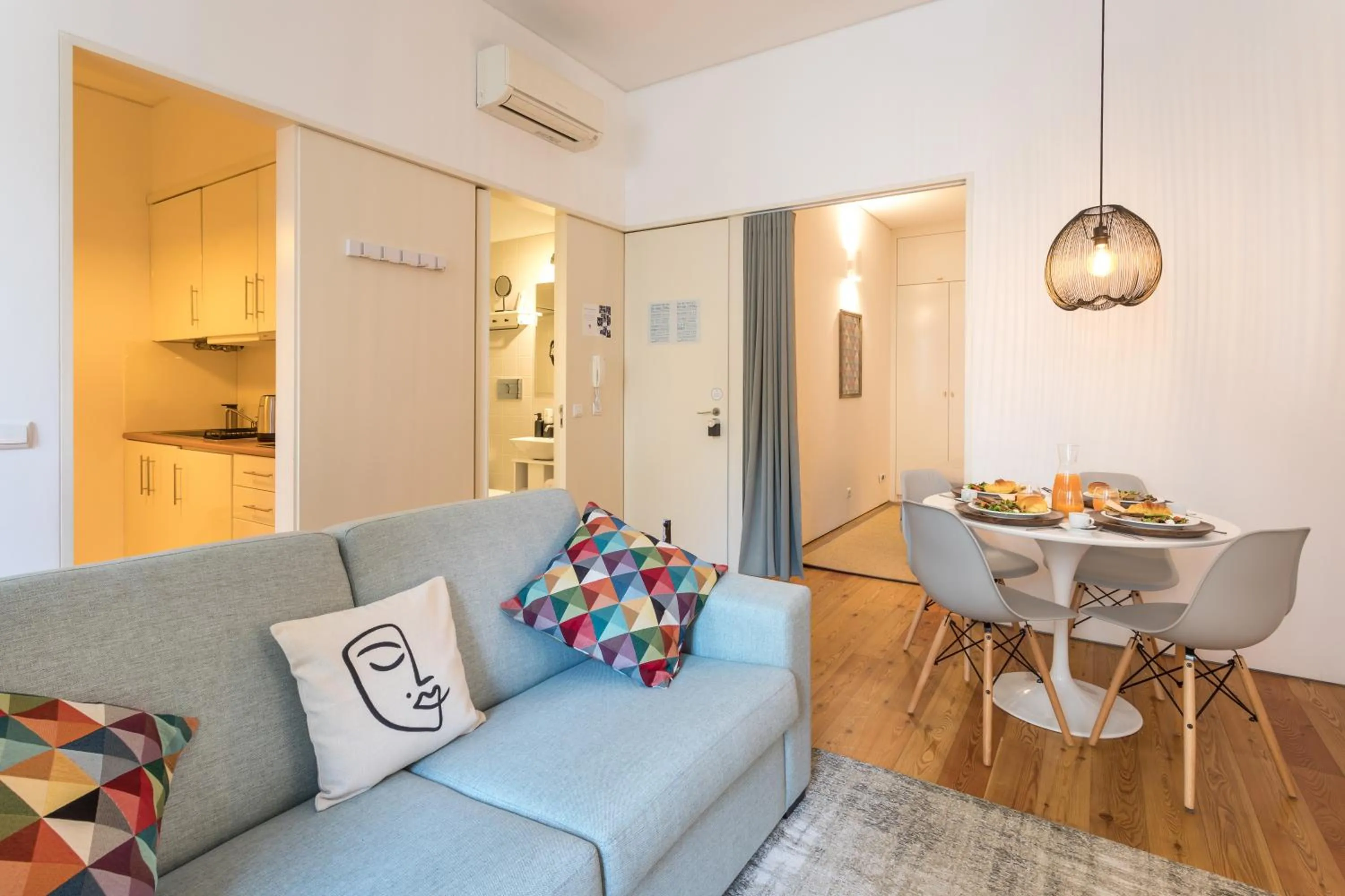 Communal lounge/ TV room in Apartamentos Villa Bolhao