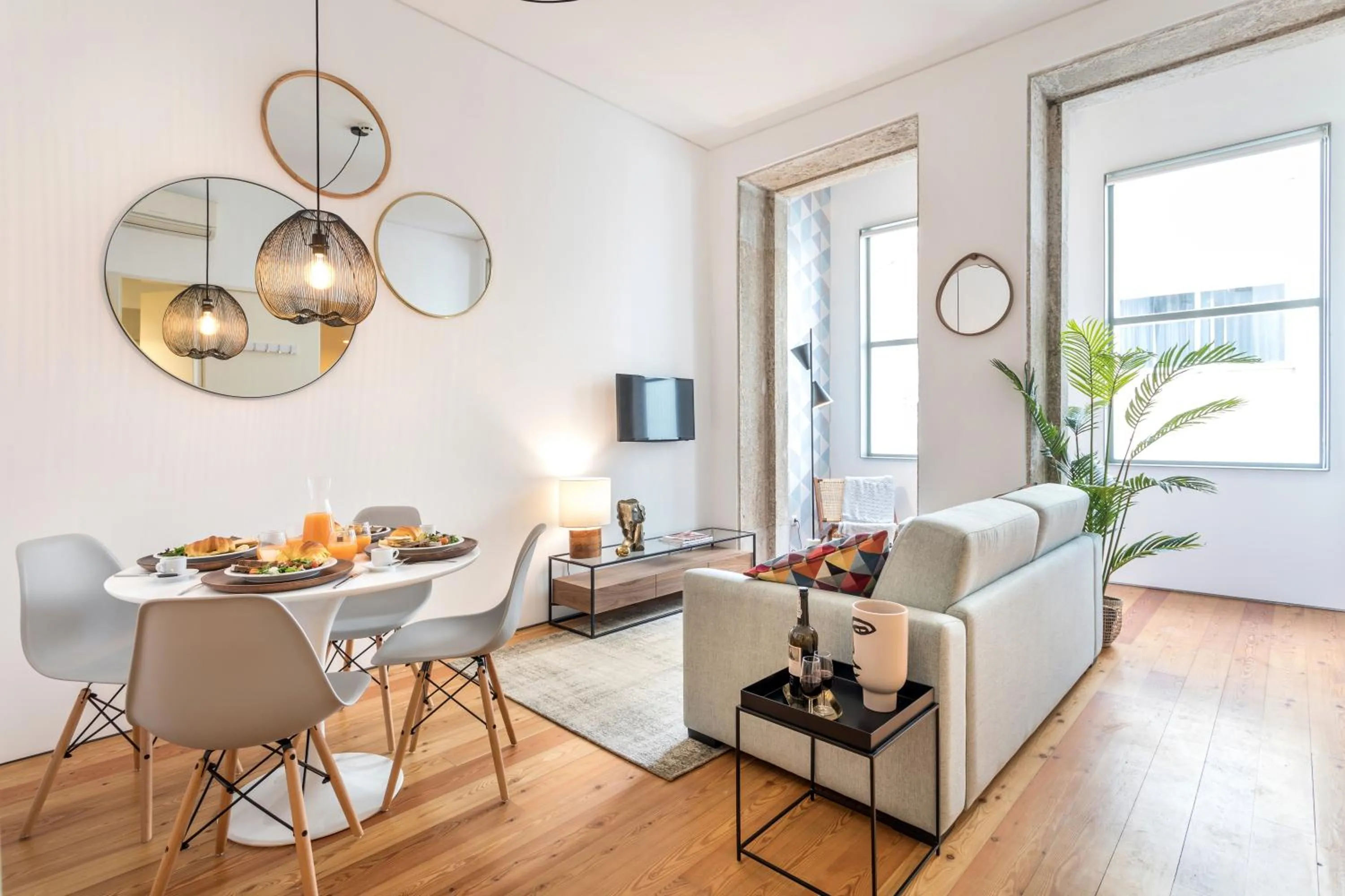 Communal lounge/ TV room in Apartamentos Villa Bolhao