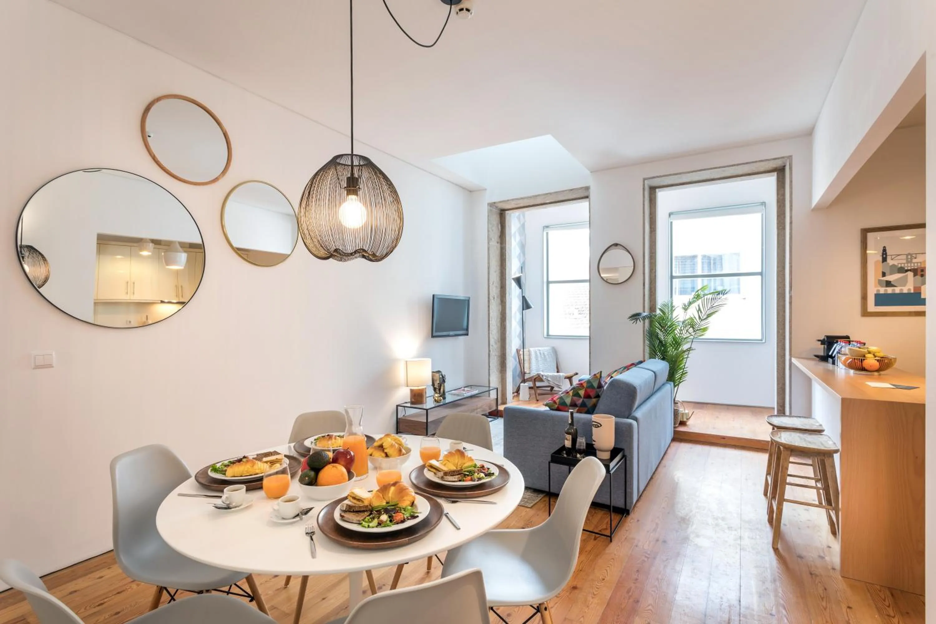 Communal lounge/ TV room in Apartamentos Villa Bolhao