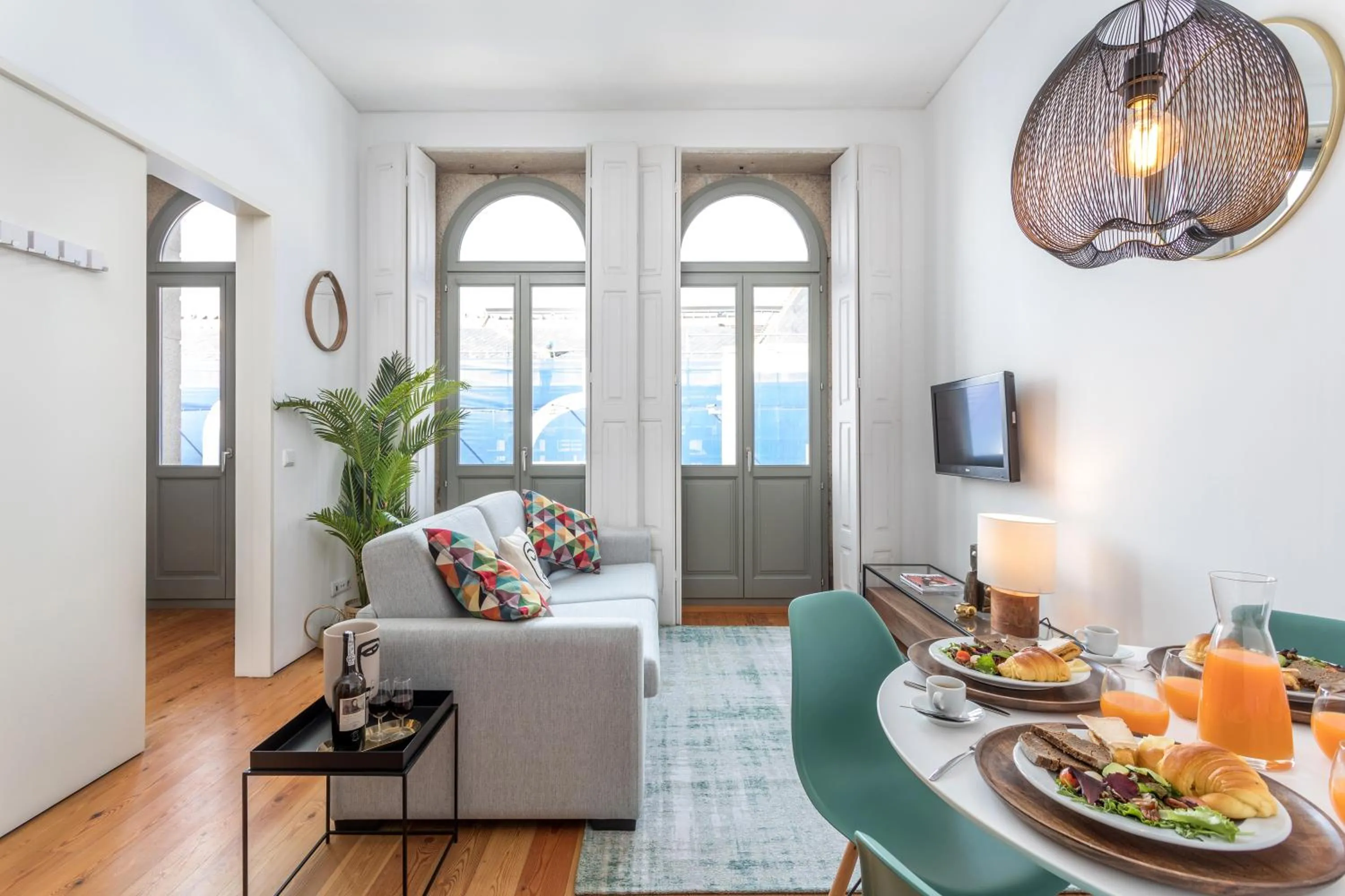 Communal lounge/ TV room in Apartamentos Villa Bolhao