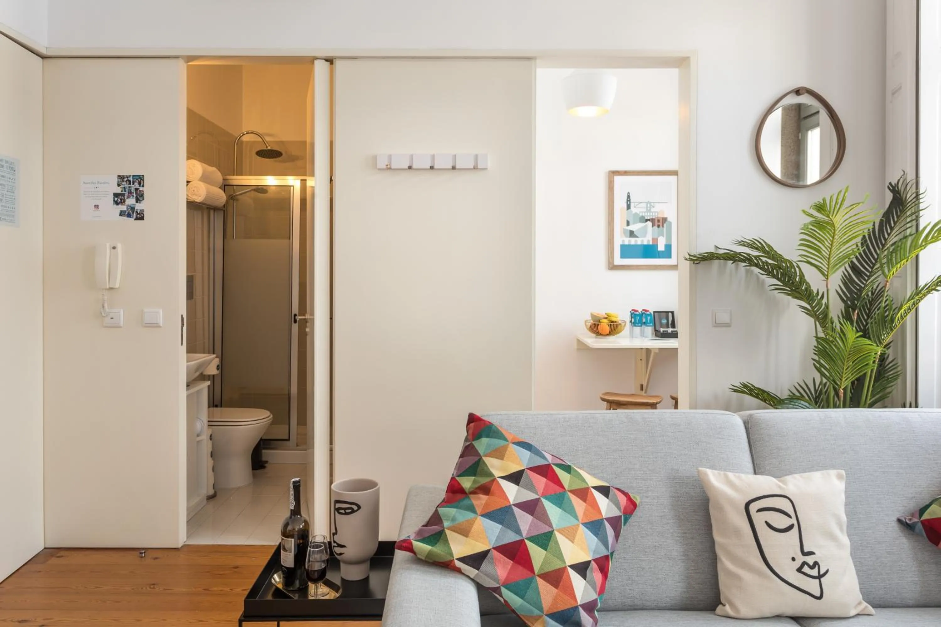 Communal lounge/ TV room in Apartamentos Villa Bolhao