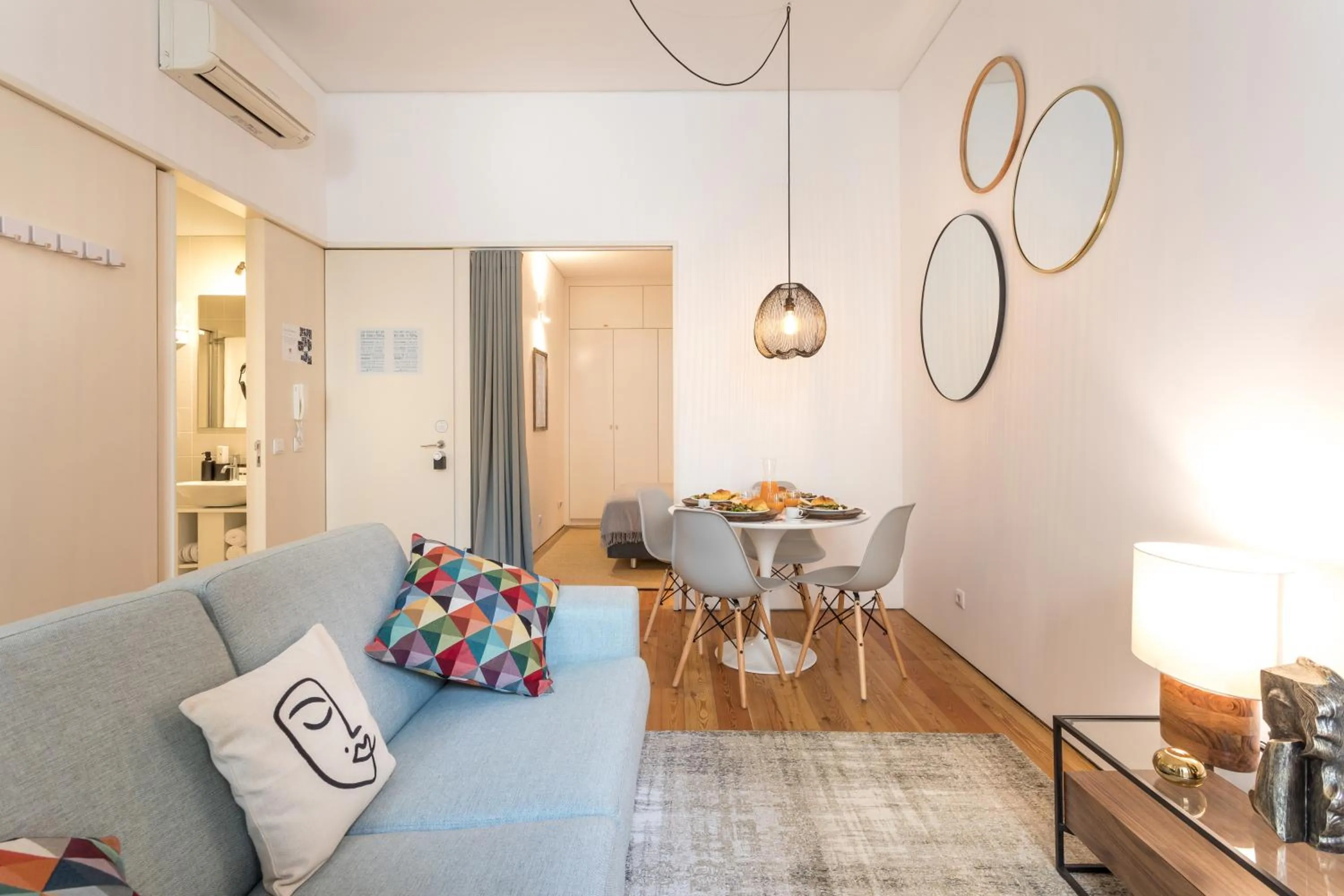 Communal lounge/ TV room in Apartamentos Villa Bolhao