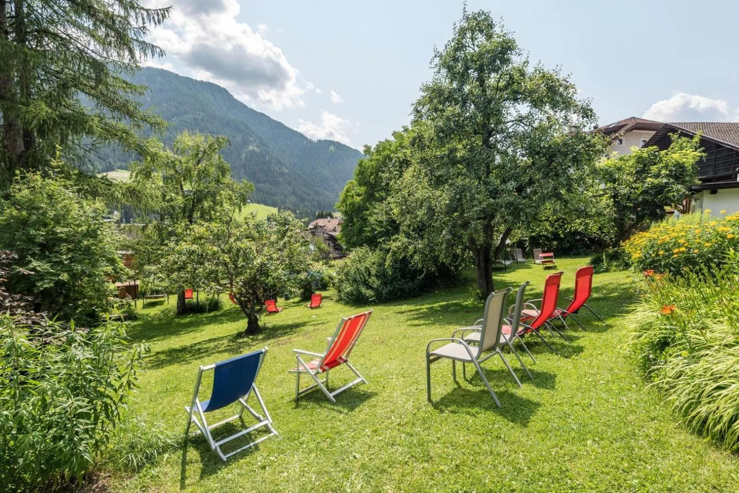 Garden in AppartChalet LA RONDULA - 100m from Seceda