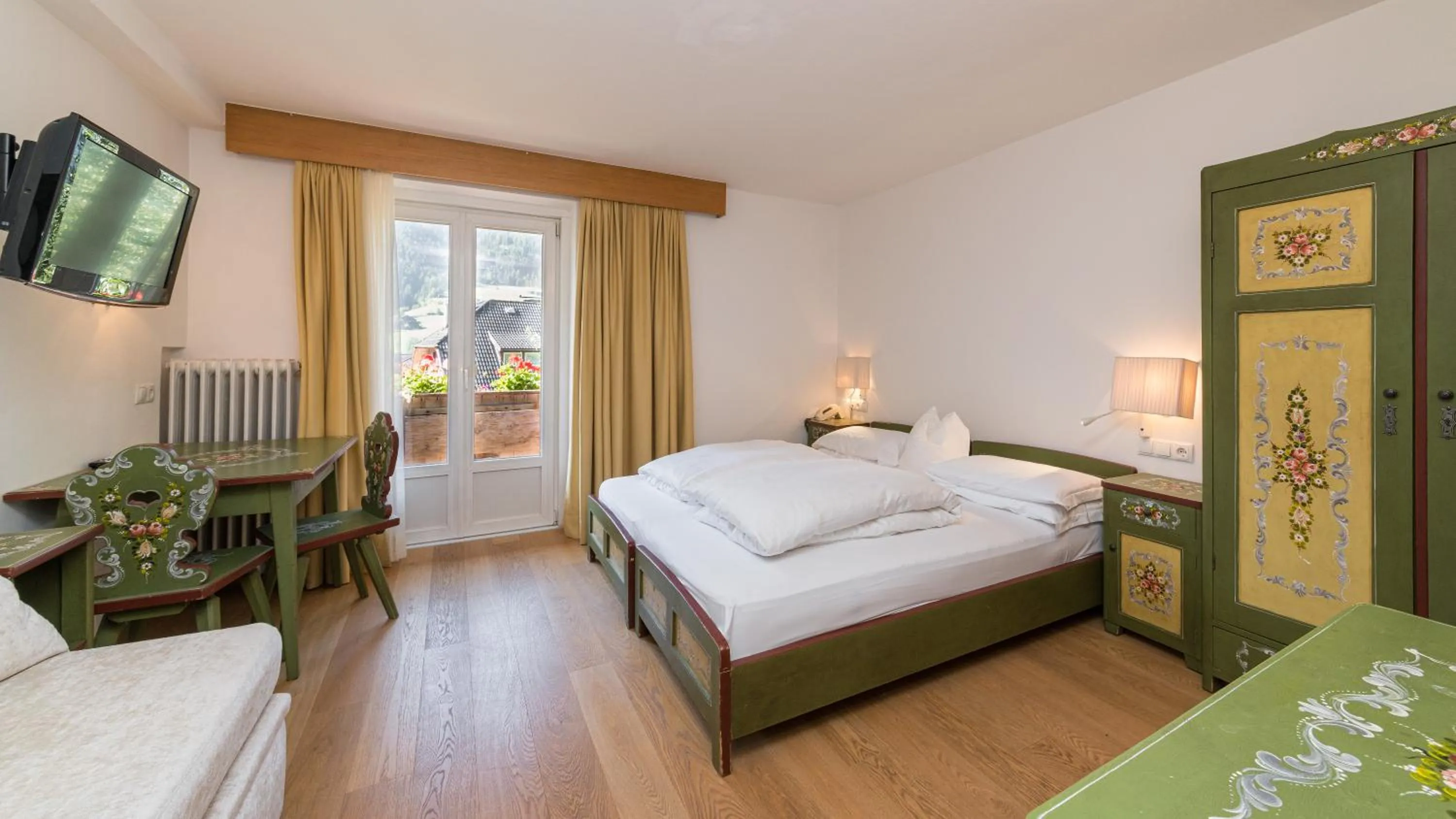 Bed in AppartChalet LA RONDULA - 100m from Seceda